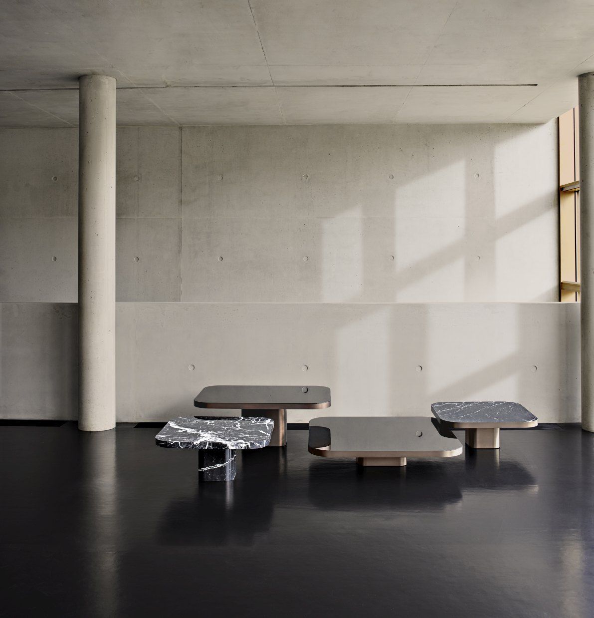ClassiCon Bow Coffee Table No. 3: Couchtische in verschiedenen Größen und Materialien in modernem Raum.