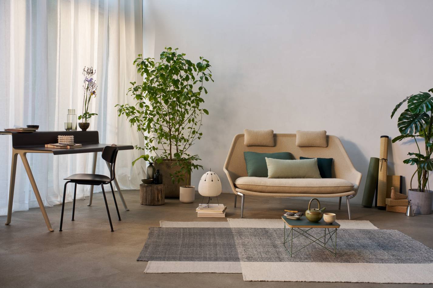 Vitra LTR Occasional Table Beistelltisch in Jade Linoleum, stilvolles Wohnzimmerambiente mit Designermöbeln und Pflanzen.
