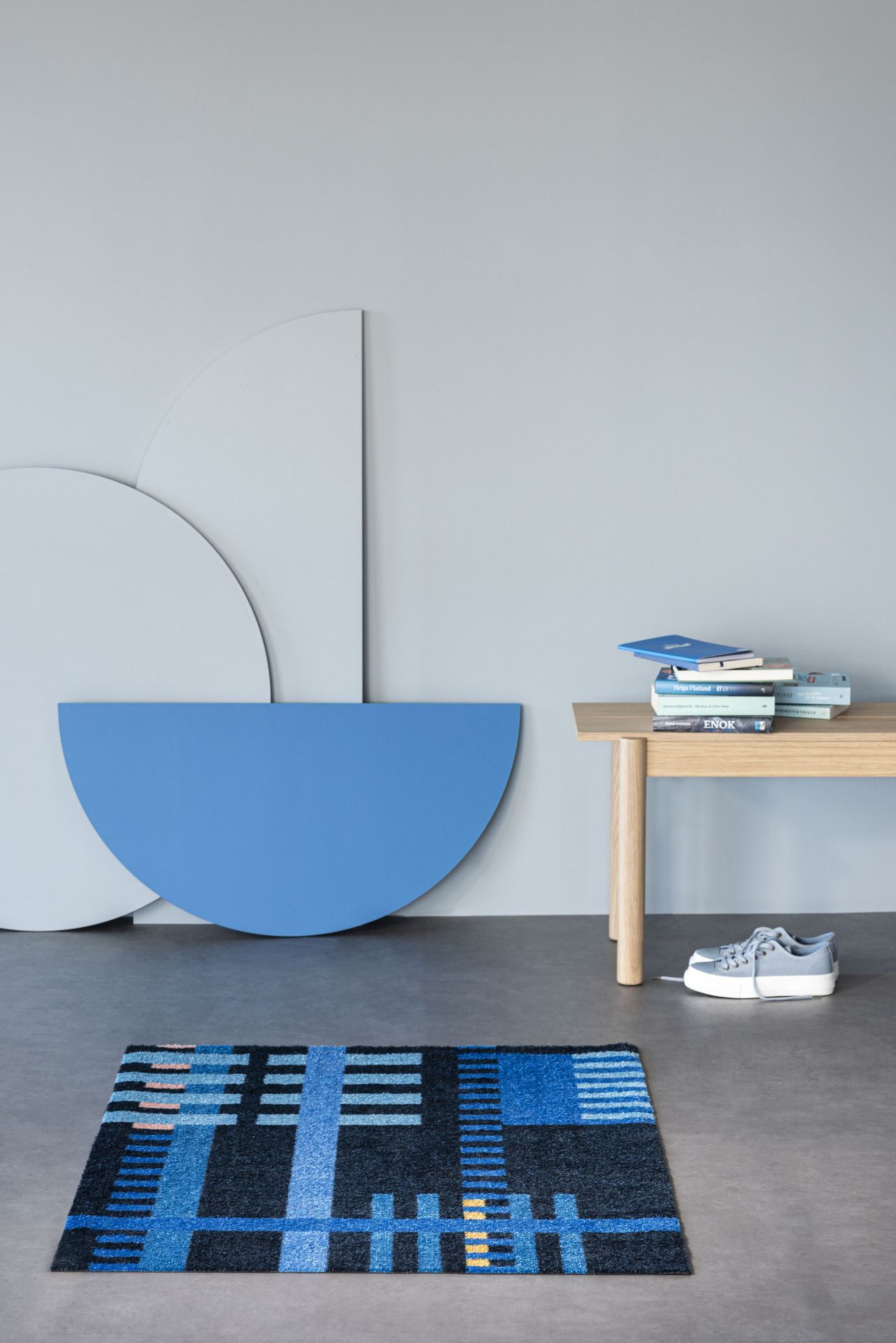 Heymat Loom Fußmatte Bauhaus Blue: Blaue Fußmatte mit geometrischem Muster im Bauhaus-Stil.