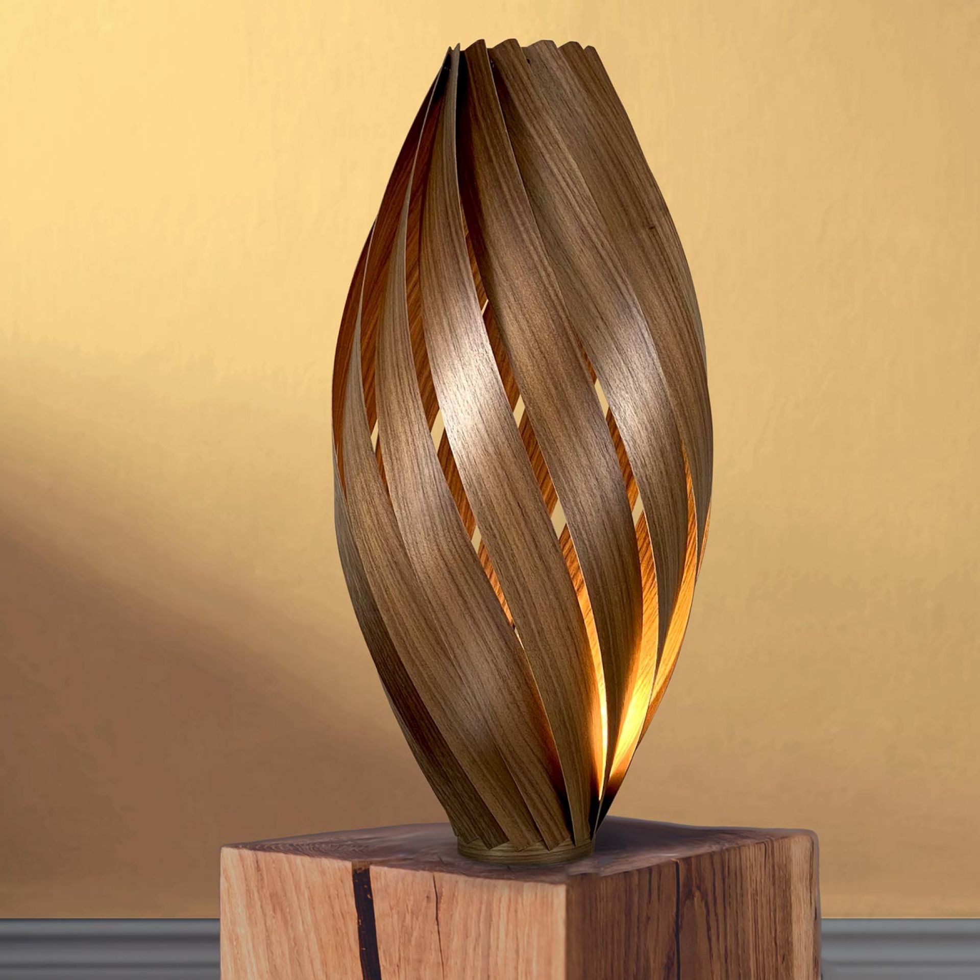 Ardére Stehleuchte aus Nussbaumholz, H70 cm, moderne Holzlampe für stimmungsvolle Beleuchtung.
