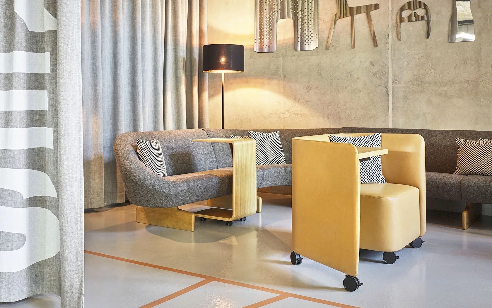 In Out Office BU2266 Panel Lounge Stuhl mit Schreibtisch von Andreu World, gelber Sessel auf Rollen.
