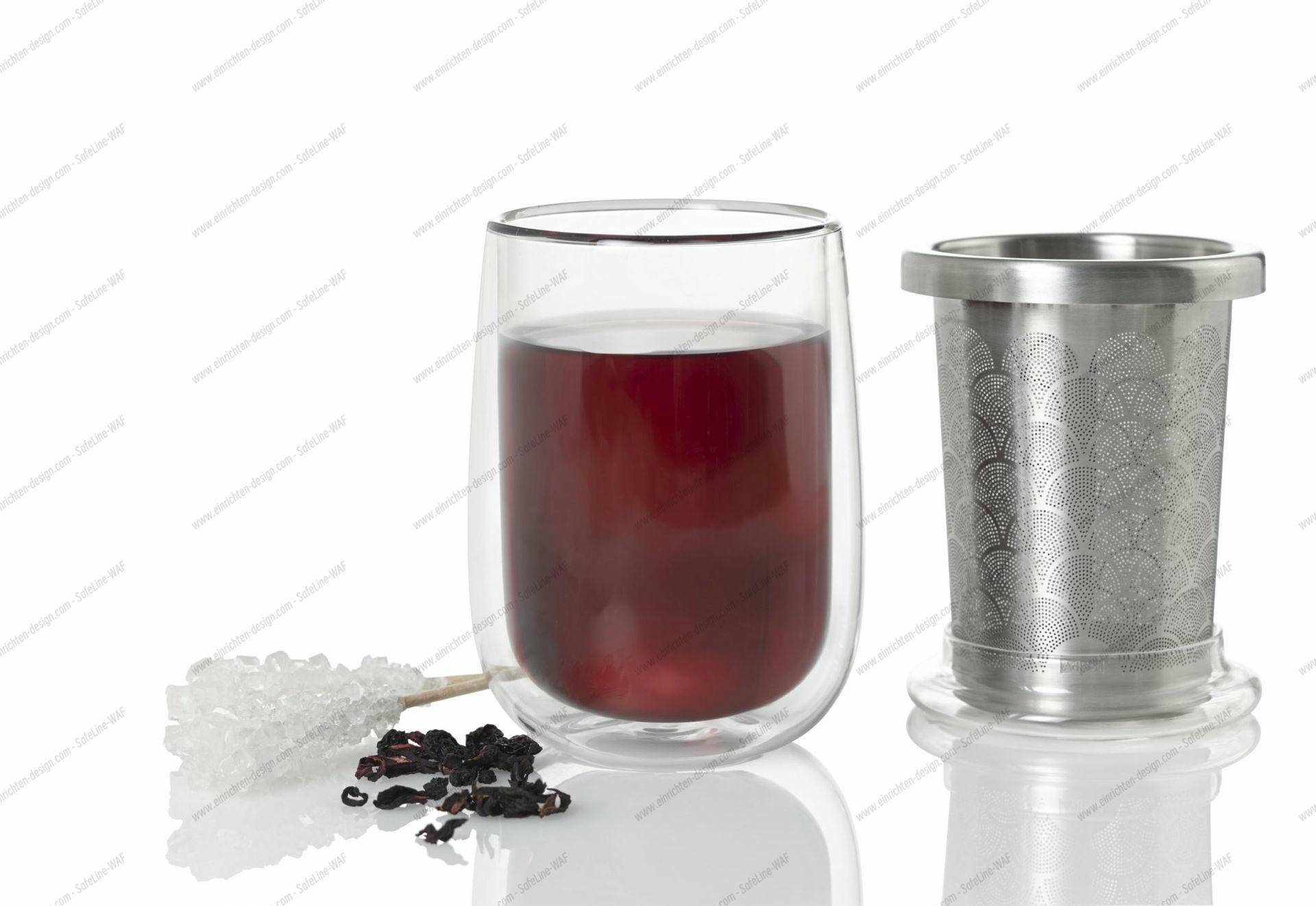 Teeglas mit rotem Tee, Teefilter aus Edelstahl, Kandiszucker und Hibiskusblüten für entspannten Teegenuss.