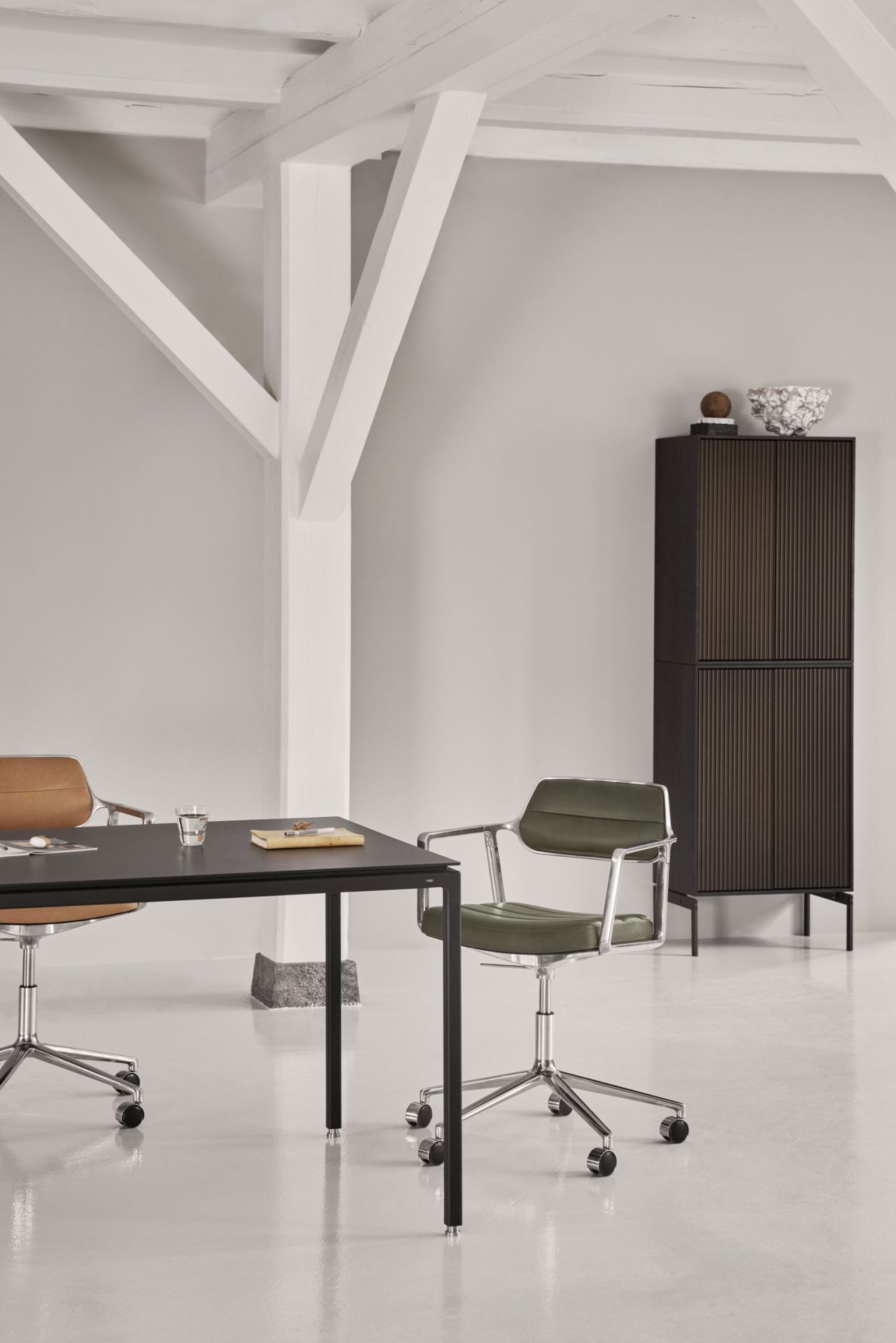 VIPP453 Swivel+ Chair with gliders black leather / polished aluminum frame Vipp VIPP453 Swivel+ Chair with gliders black leather / polished aluminum frame Vipp