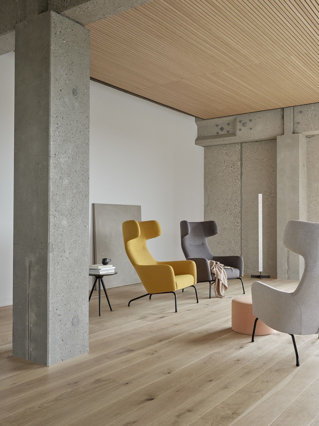 Heller Raum mit Design Sesseln und Havana Fußhocker von Softline in Rosa als bequeme Sitzgelegenheit.