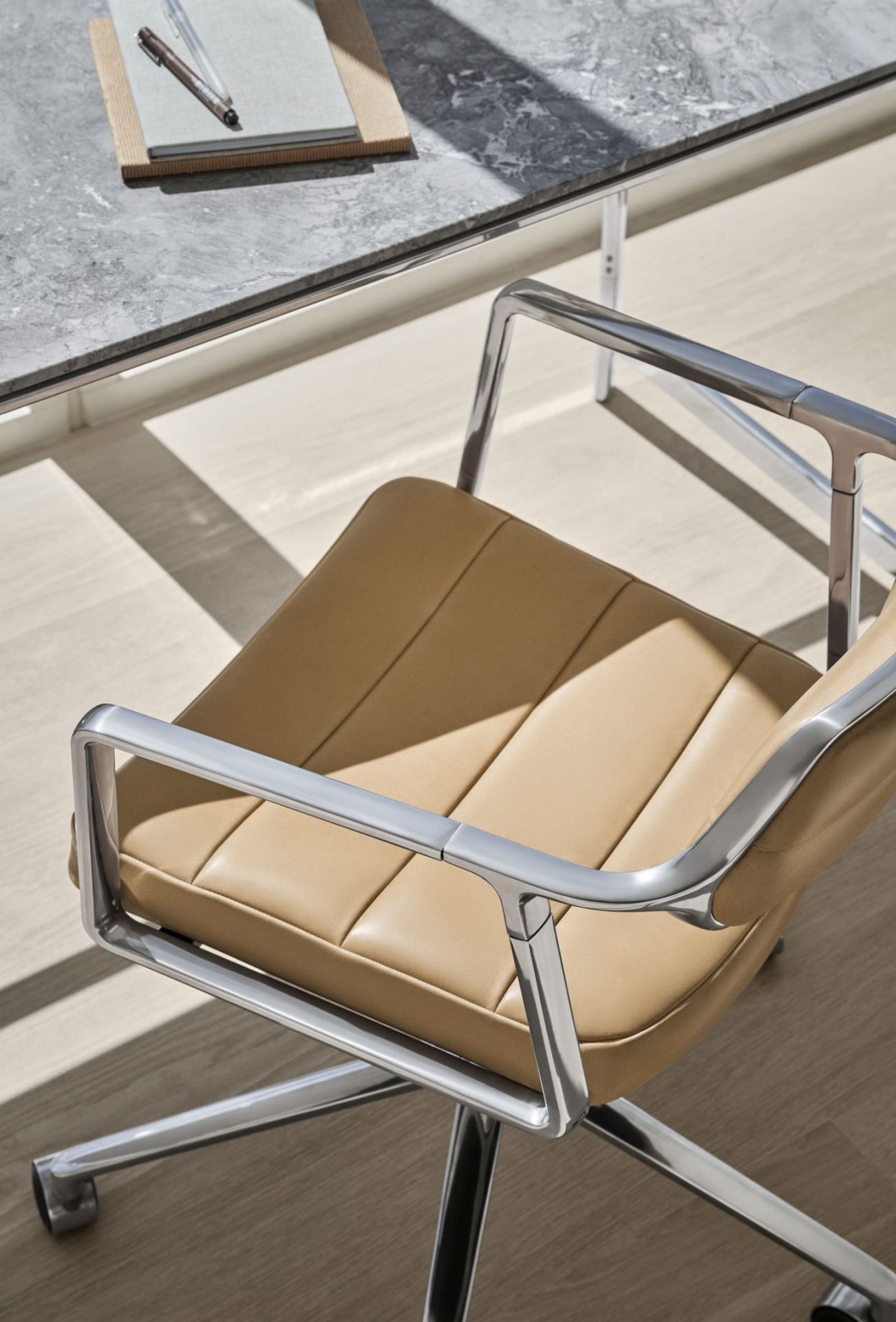VIPP453 Swivel+ Chair with gliders black leather / polished aluminum frame Vipp VIPP453 Swivel+ Chair with gliders black leather / polished aluminum frame Vipp