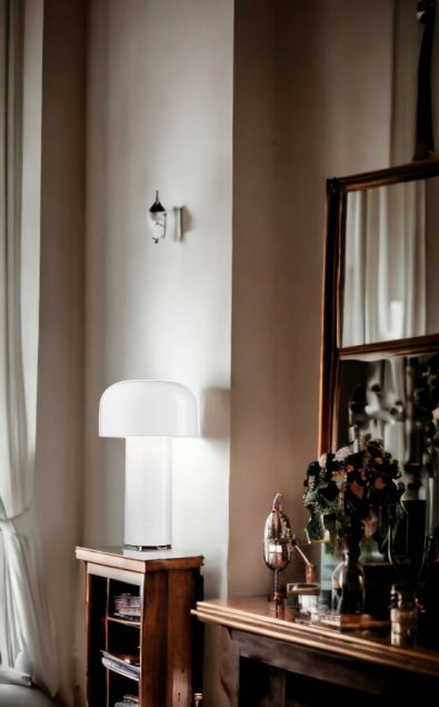 Bellhop Battery Tablelamp with USB cable Flos