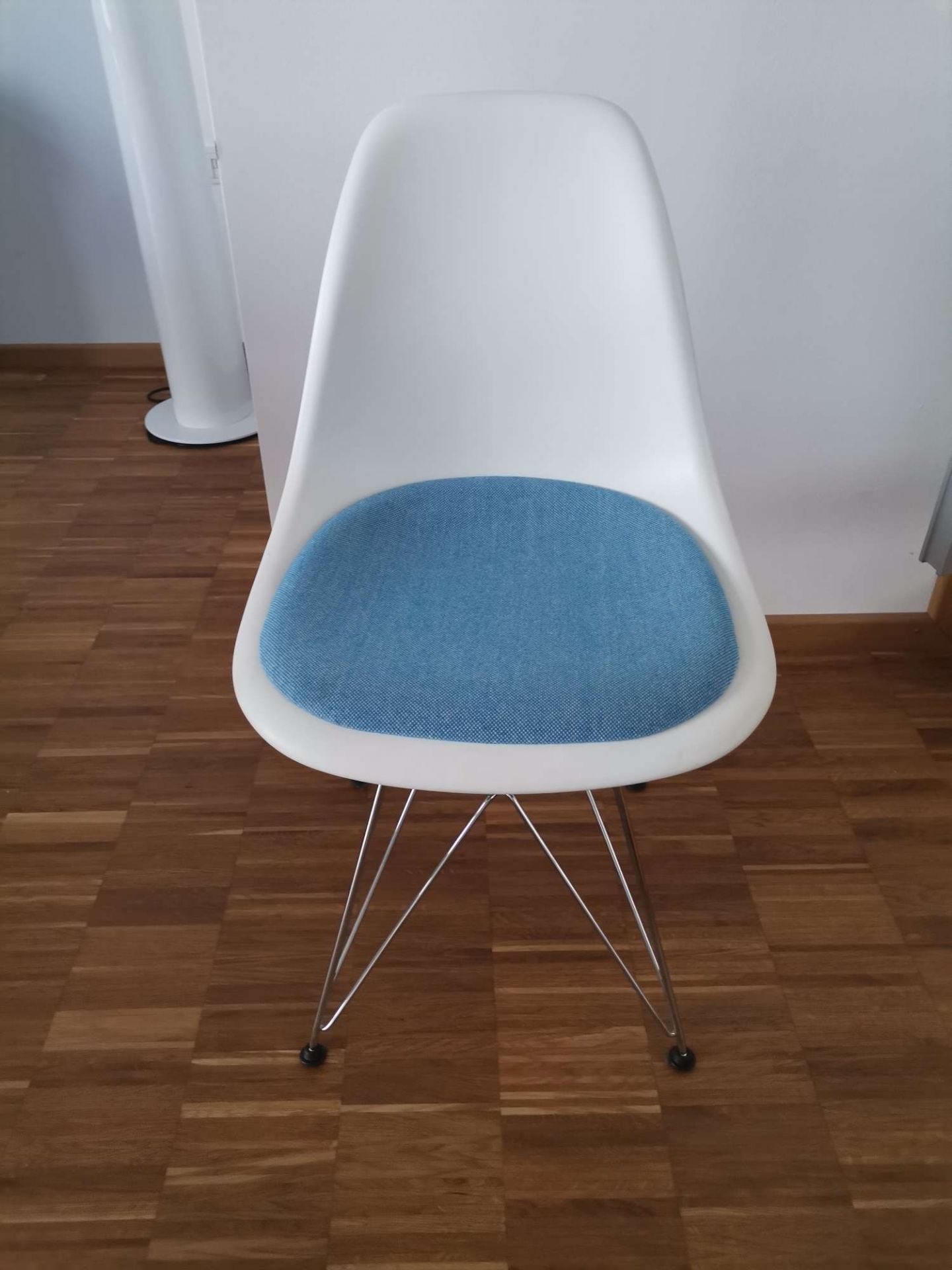 Eames Plastic Side Chair DSR chair with seat cushion Vitra chrome - Hopsak BLUE, WHITE EXHIBITION PIECE (3x available) 