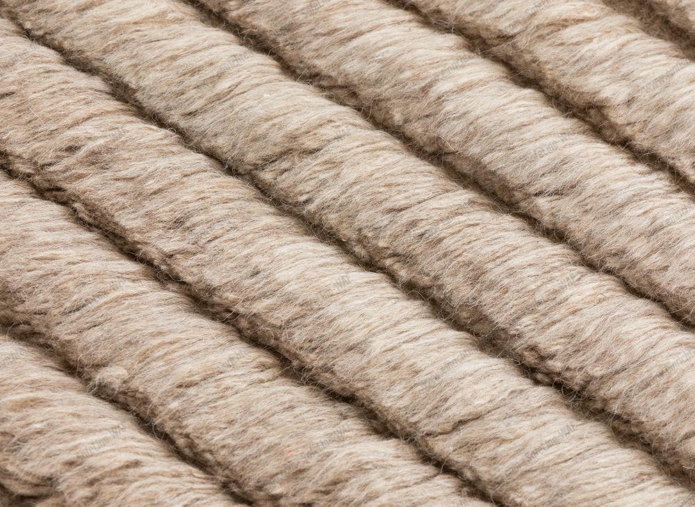 Detailaufnahme des beigen Lines Rug Teppichs von Gan, der eine strukturierte Oberfläche mit Linienmuster zeigt.
