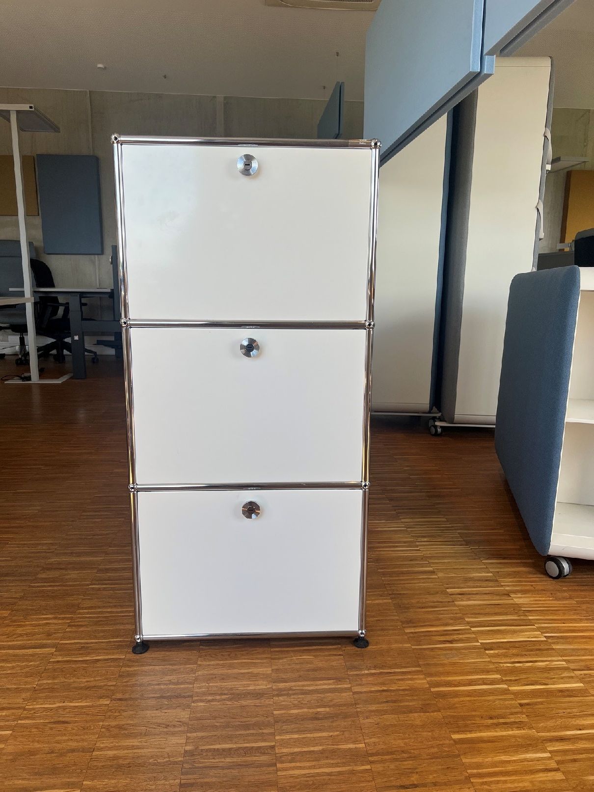 USM Haller Highboard with 2 hinged doors at the top/middle and 1 pull-out door with hanging storage at the bottom pure white display model/used furniture 