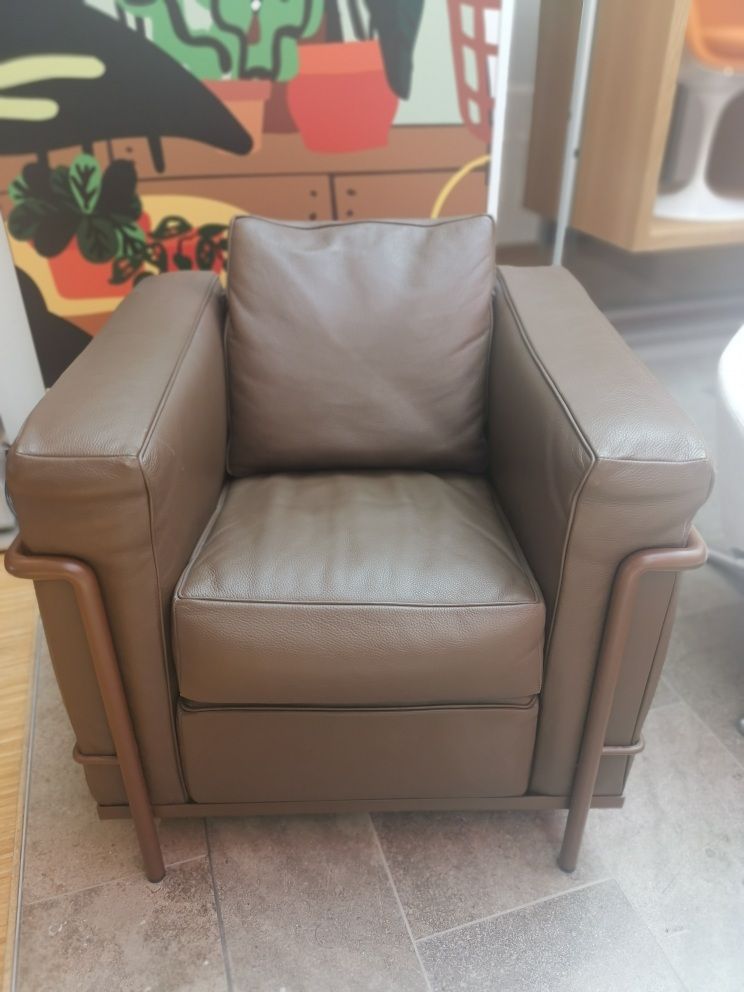 2 Fauteuil Grand Confort Petit Modèle Armchair Cassina EXHIBITION PIECE