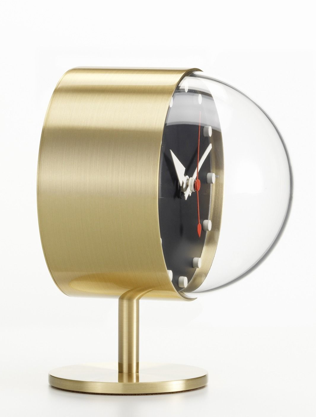 Night Clock Tischuhr von Vitra: Goldene Tischuhr mit schwarzem Zifferblatt und transparentem Gehäuse.