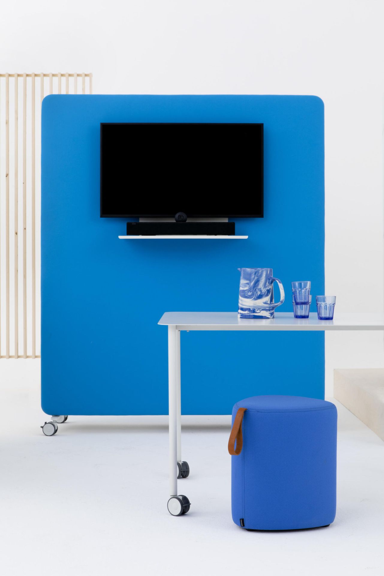 Blauer Cascando Pillow Space Akustik Raumteiler mit TV, Tisch, Hocker für Büro und Konferenzraum.
