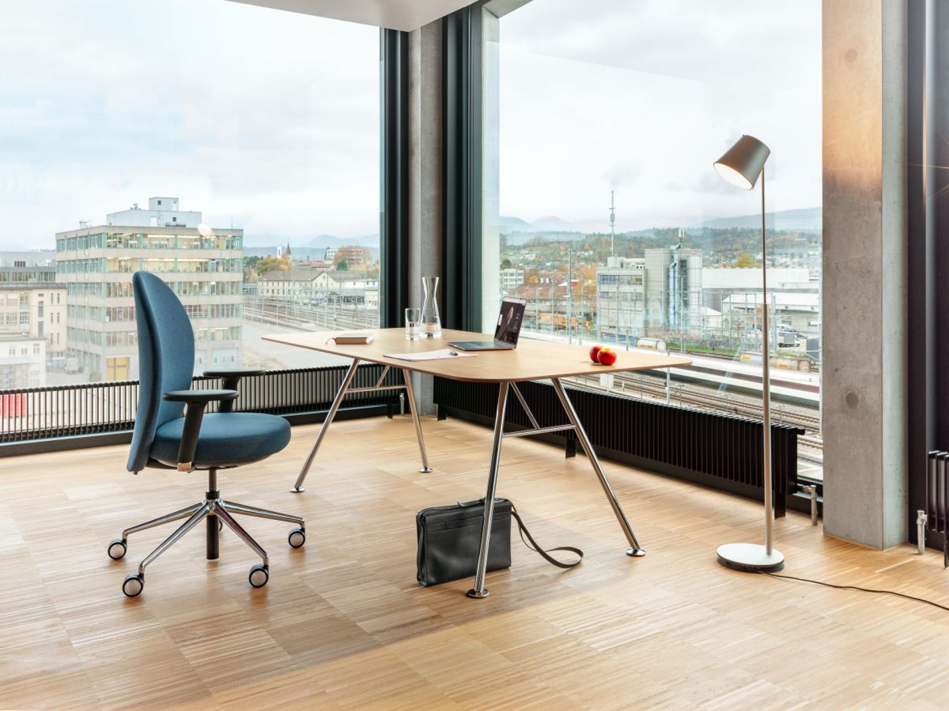 Akio Steel Table Girsberger