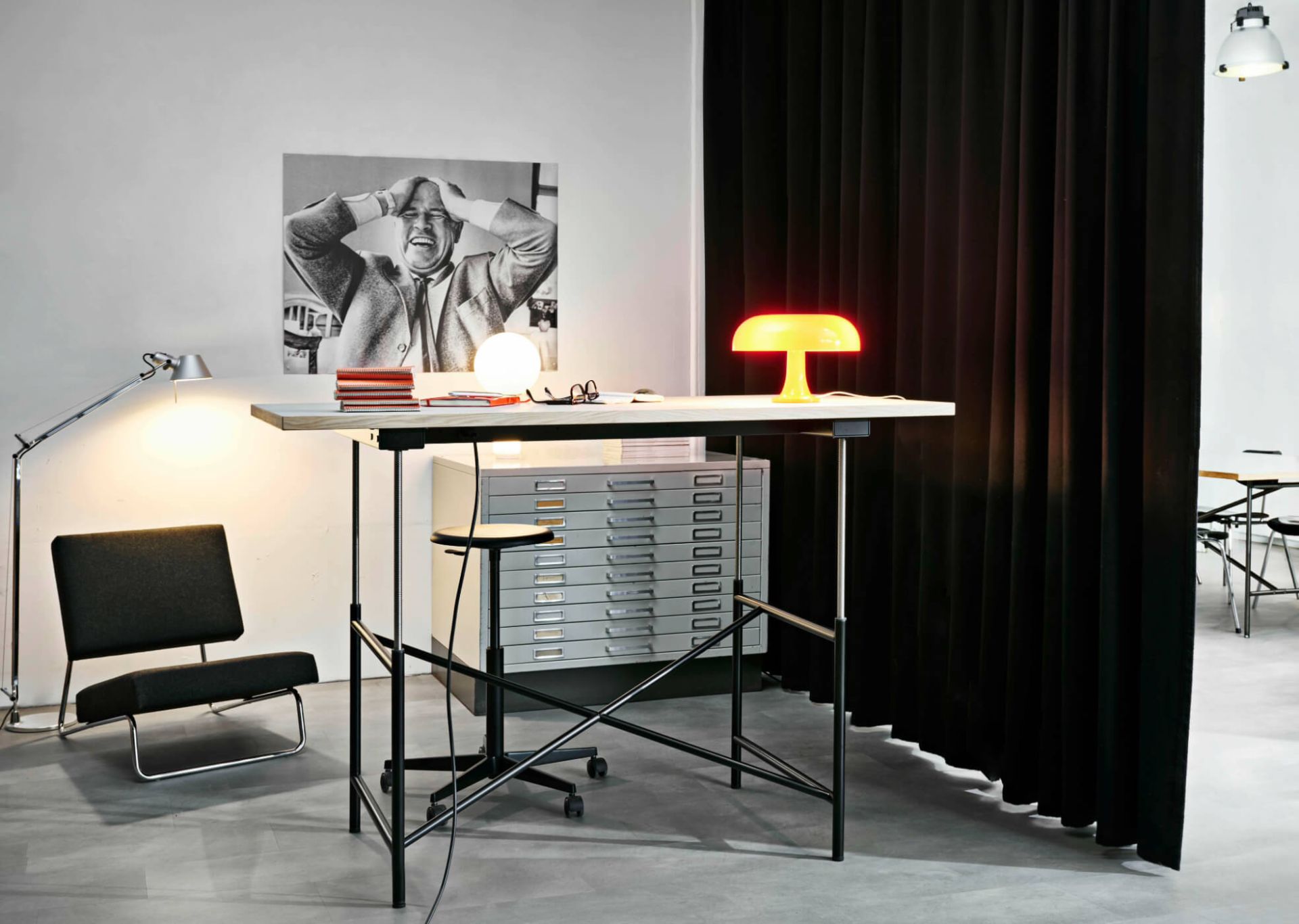 Elektrisch höhenverstellbarer Eiermann Tisch von Richard Lampert in einem modernen Büro mit Lampe und Stuhl.