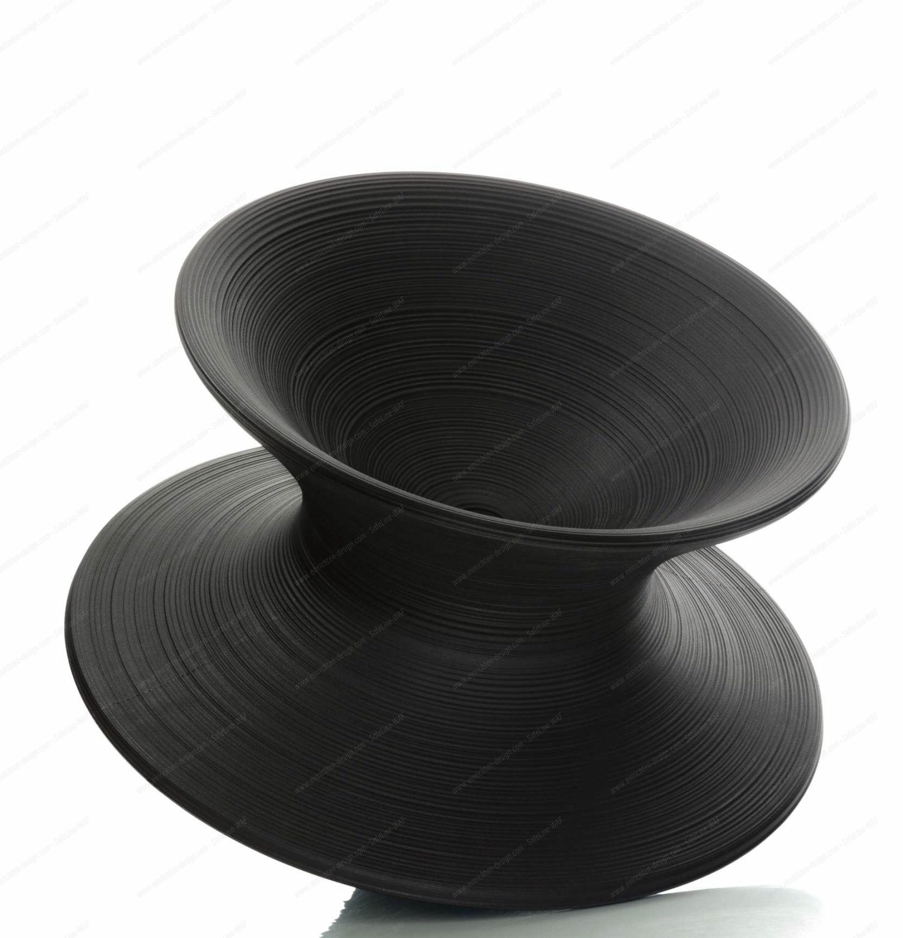 Dunkel lila "Spun" Sessel von Magis: Moderner, skulpturaler Design-Sessel für Wohnzimmer und Garten.