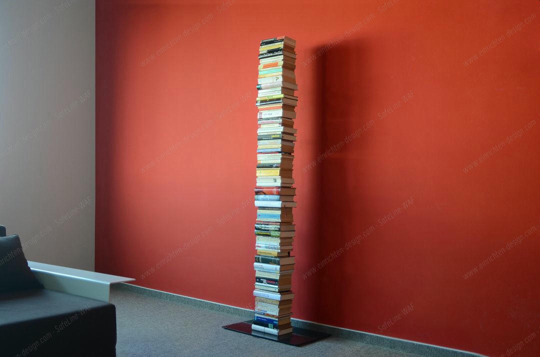 Booksbaum Standregal: Hoher Bücherstapel als Designregal, Bücherregal für Wohnzimmer und Büro.