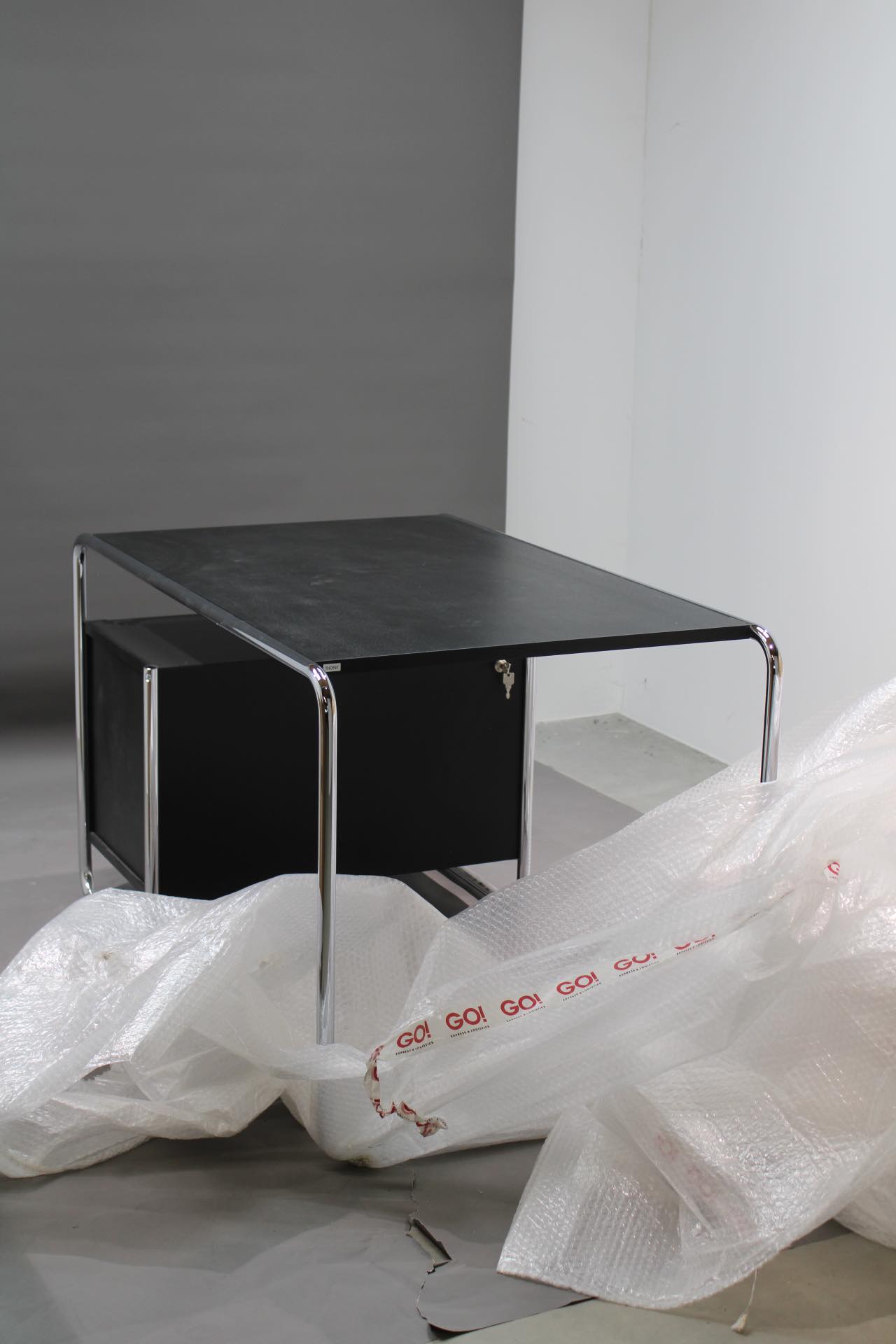 S 285/2 Tubular steel desk Black / Black Thonet IMPERFECT ITEMS