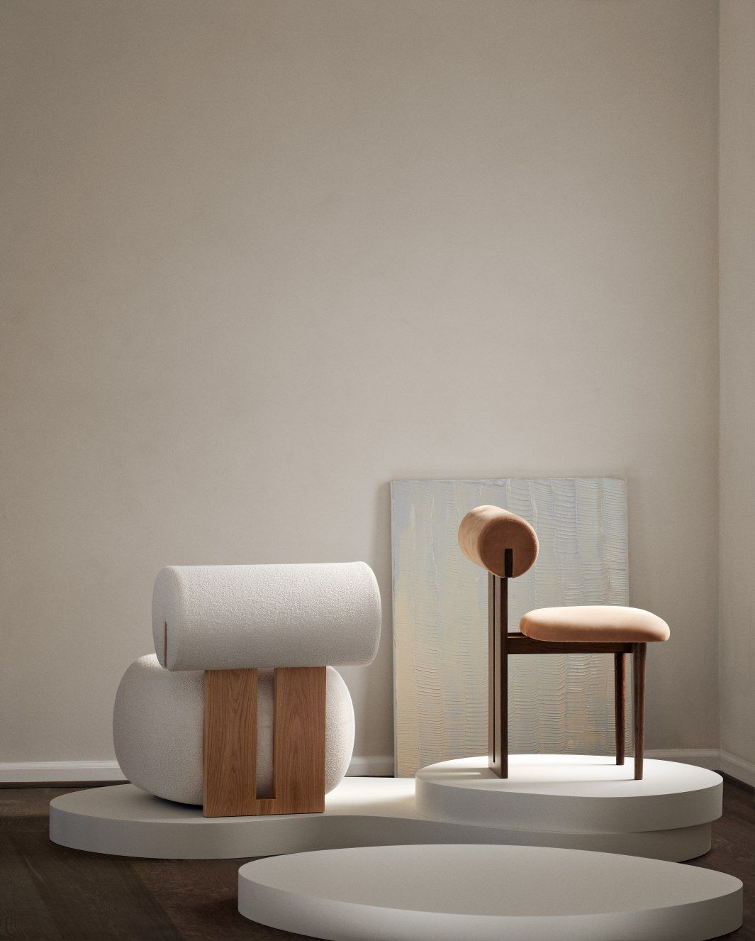 Hippo Stuhl von NORR11, moderner Polsterstuhl mit Holzgestell und runder Rückenlehne in Beige.