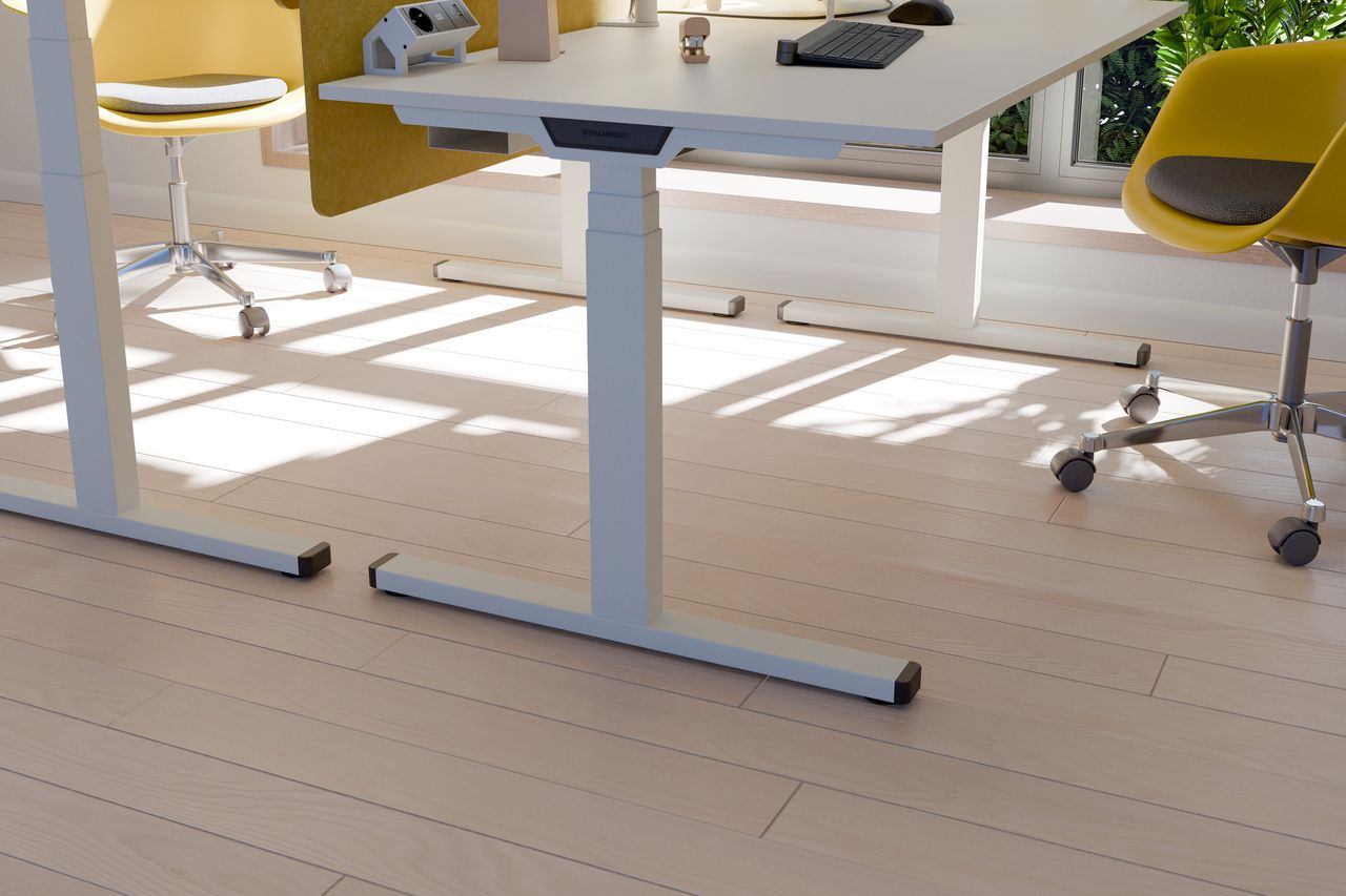 Detailaufnahme vom Palmberg PiD Schreibtisch: Höhenverstellbarer Bürotisch in Weiß mit ergonomischem Design und moderner Büroeinrichtung.