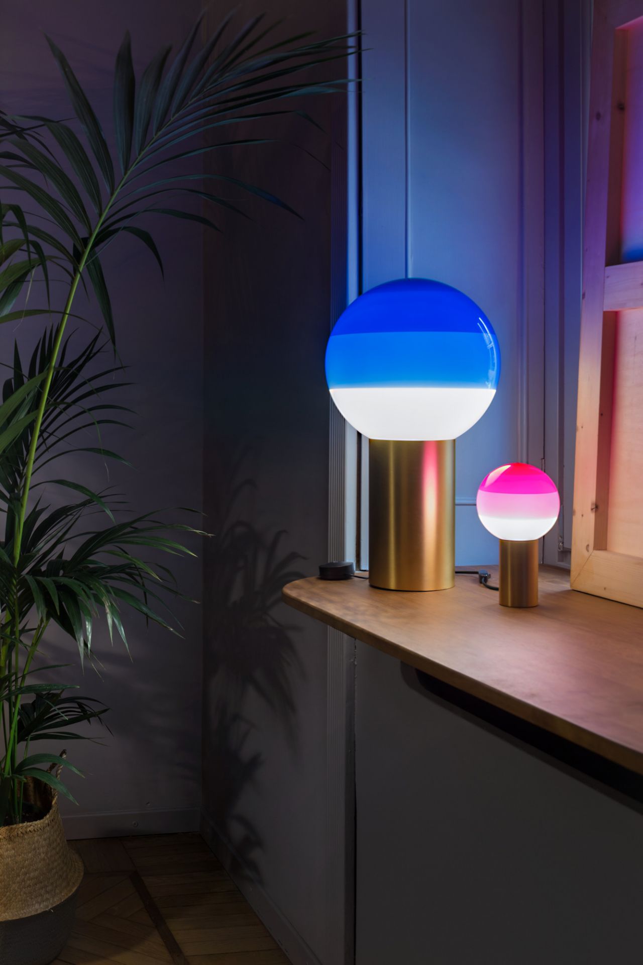 Dipping Light M LED Table lamp Marset green - brass