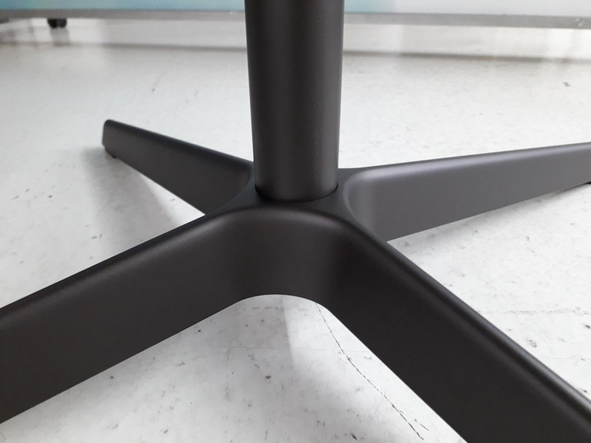 357 Sheru armchair with 4-legged cross swivel Walter Knoll