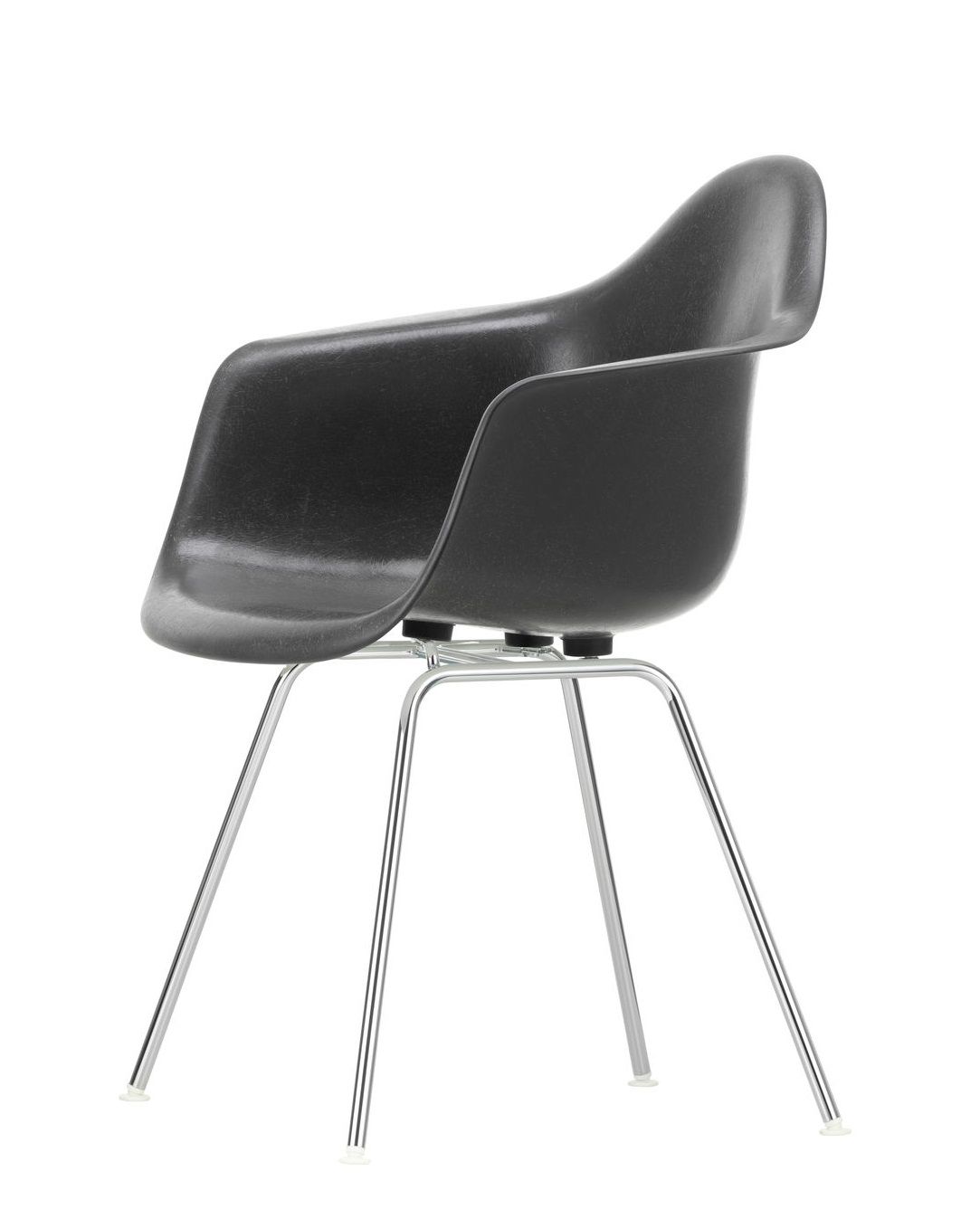 Schwarzer Eames Plastic Arm Chair DAX Stuhl von Vitra mit verchromtem Vierfußgestell. Designklassiker.