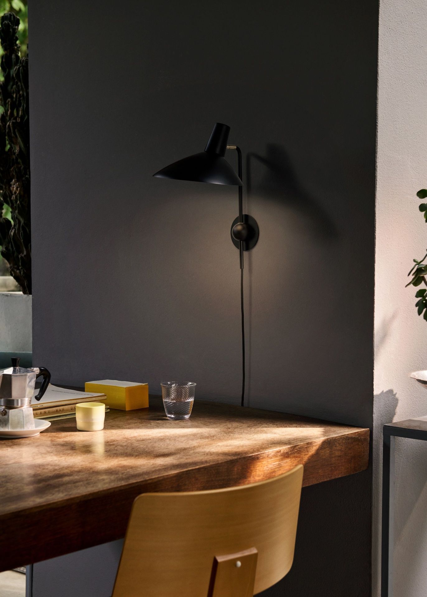 Tripod HM12 Wall lamp AndTradition