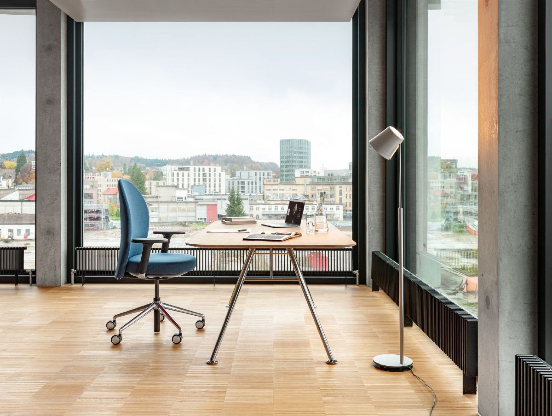 Akio Steel Table Girsberger
