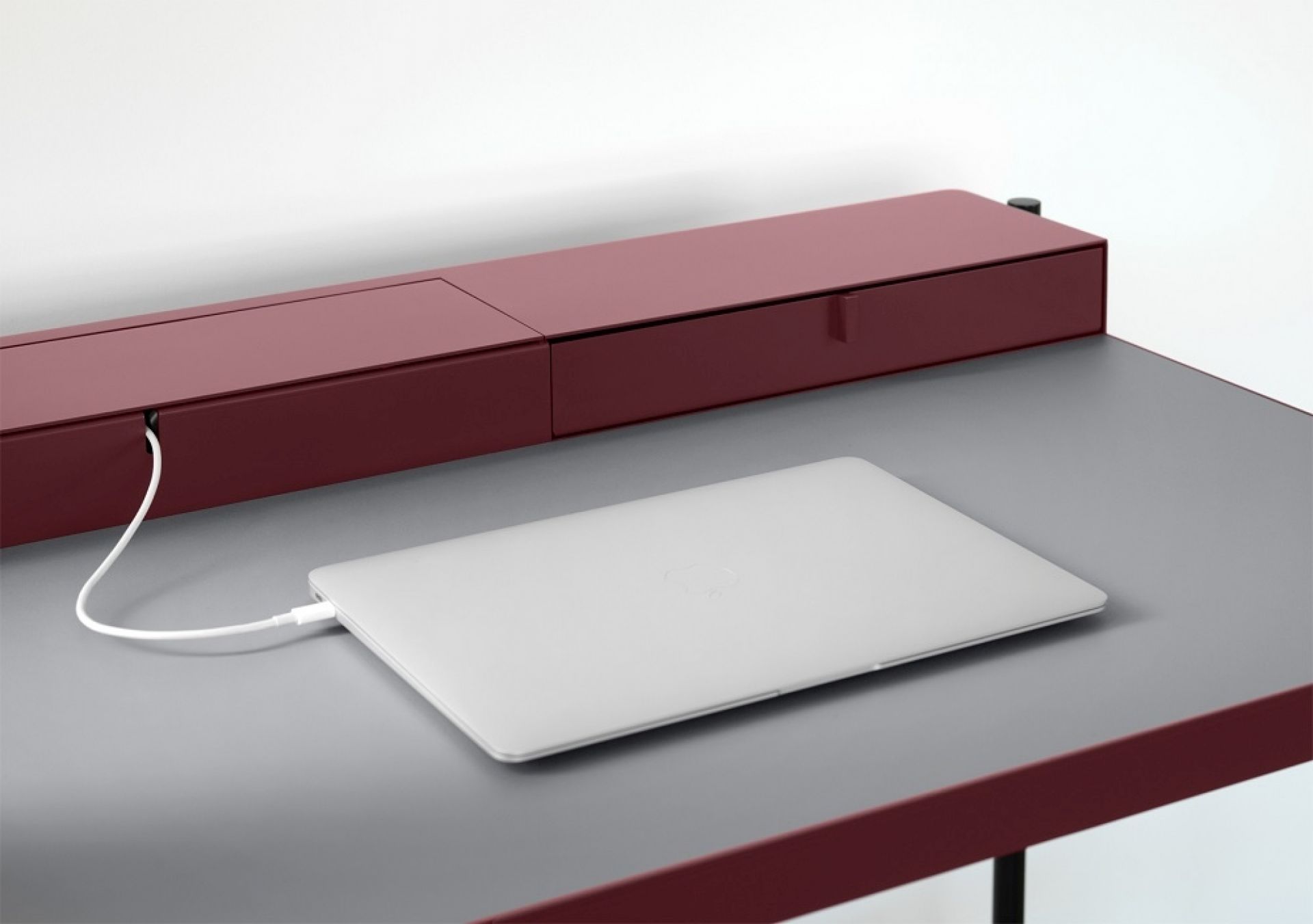 PS20 BIG Schreibtisch von Müller Möbelfabrikation in Oxidrot mit Schubladen und Laptop.