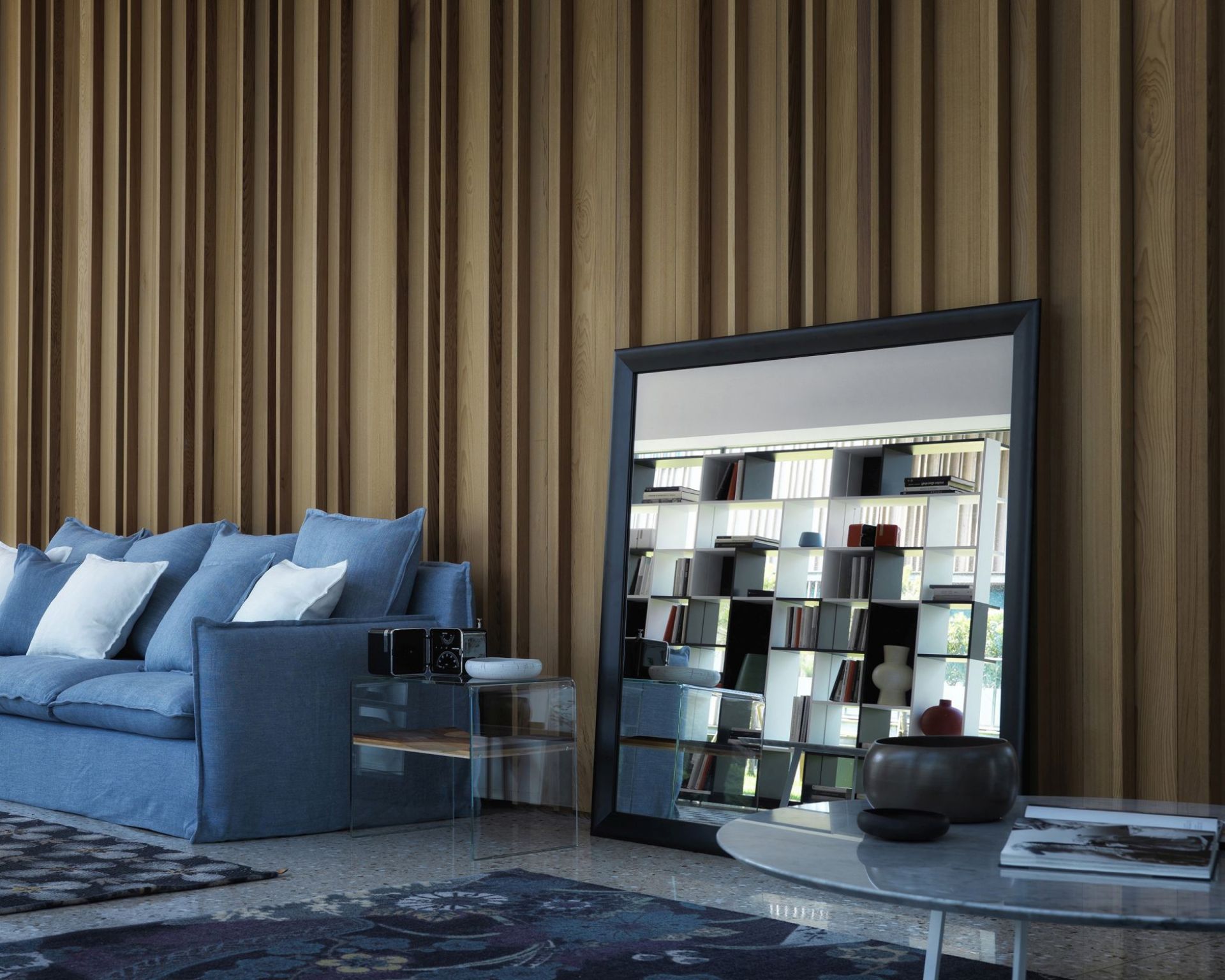 Yume Black Spiegel von Casamania Horm, ein großer Wandspiegel mit schwarzem Rahmen im modernen Wohnzimmer.