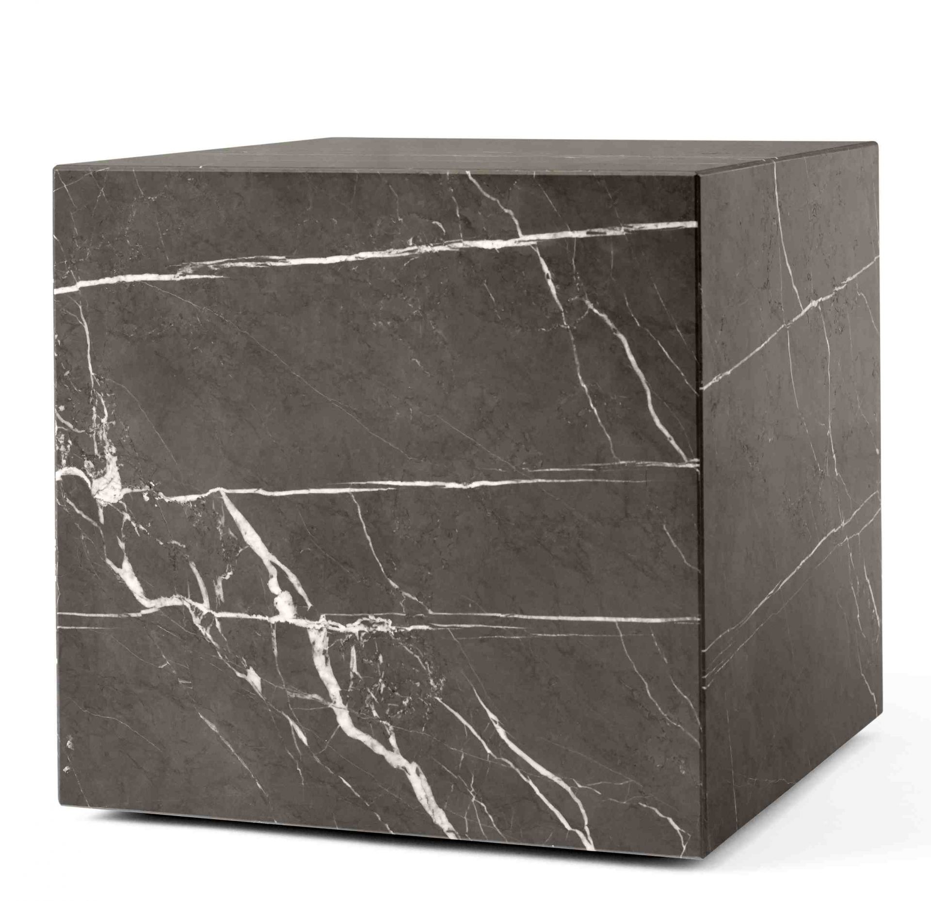 Audo Plinth Cubic Beistelltisch aus braun-grauem Kendzo Marmor, quadratischer Couchtisch.