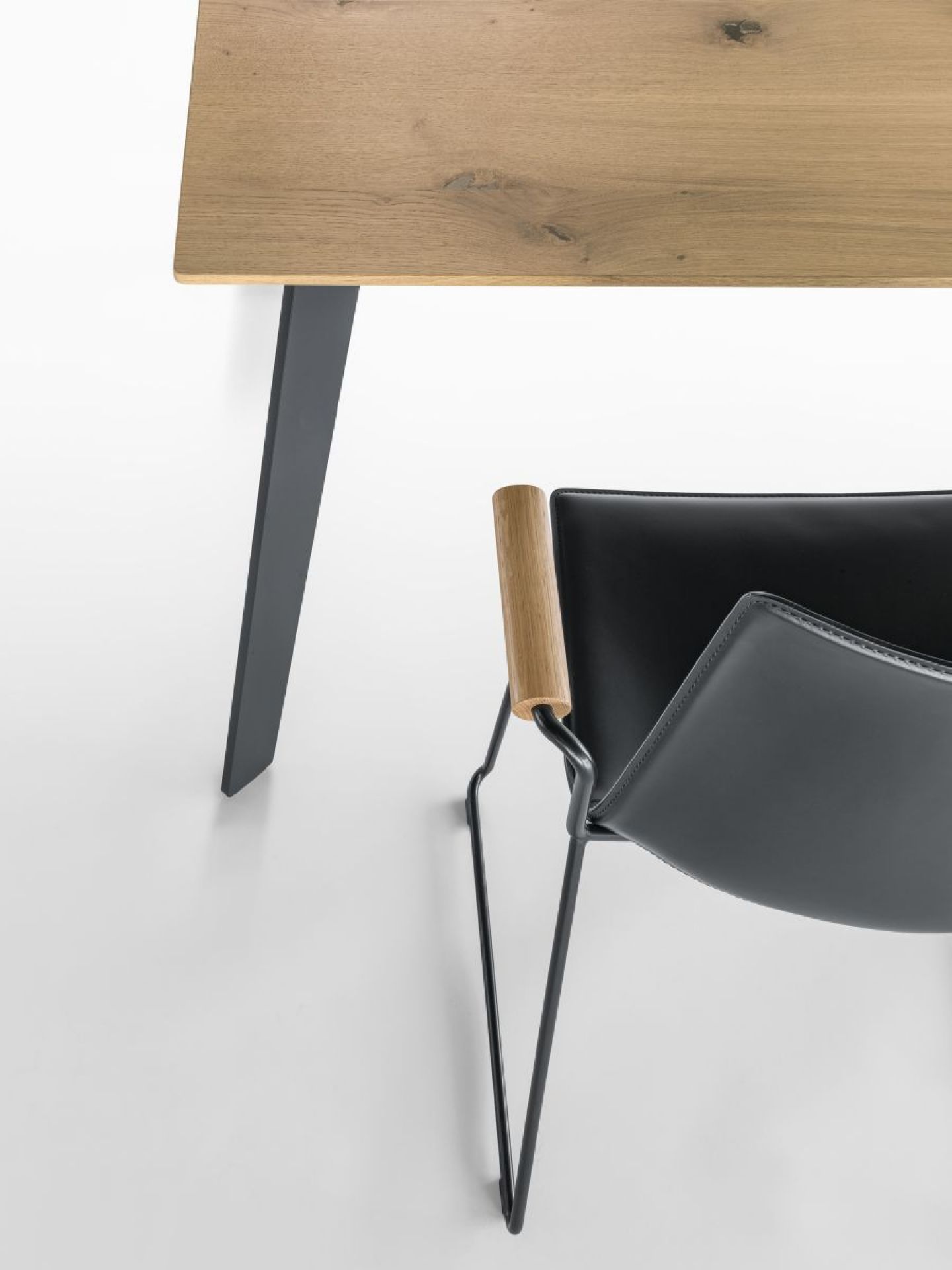Linar Table Girsberger