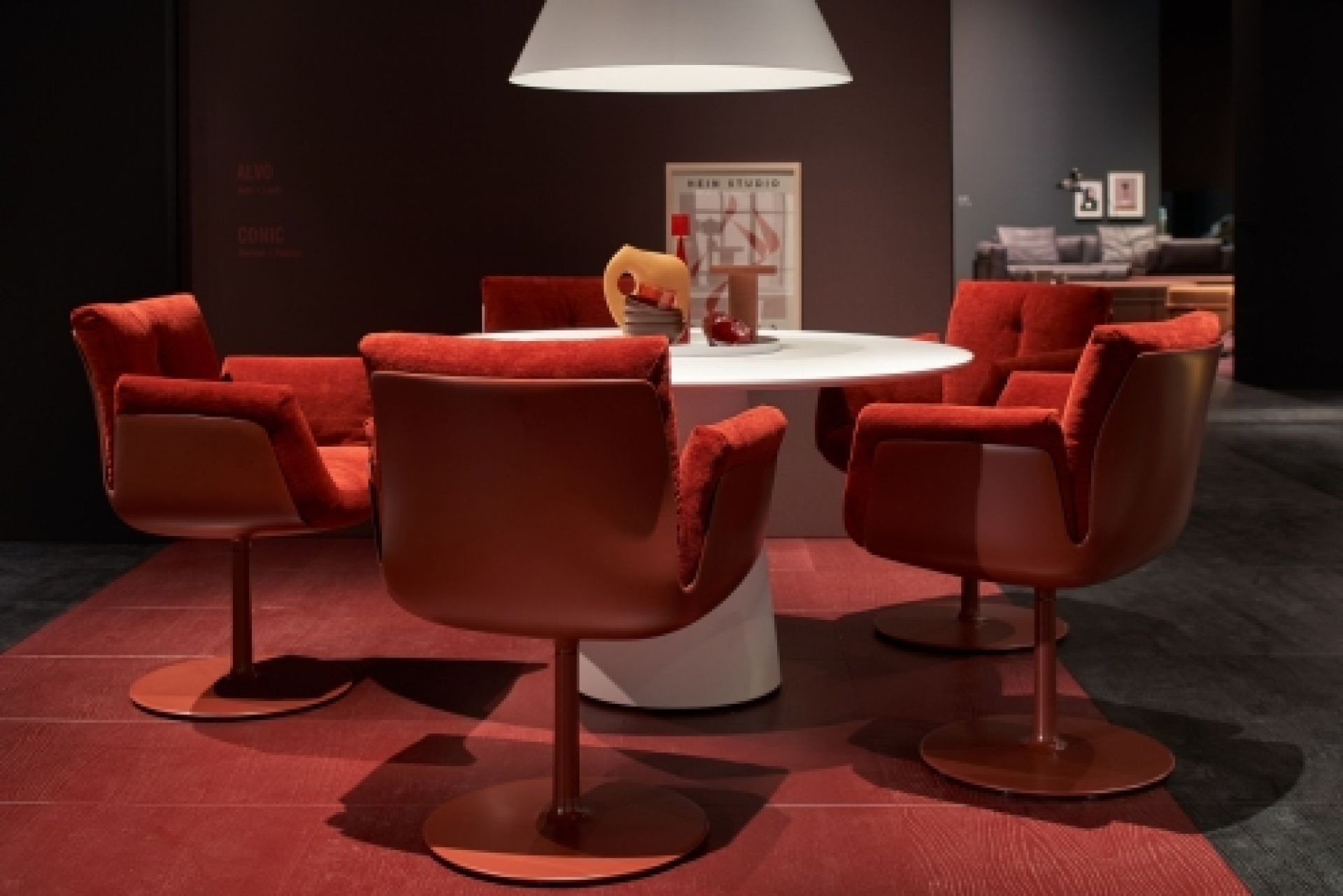 Alvo Armchair with plate base Cor