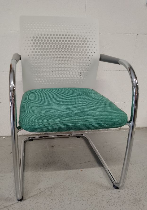 ID Visitor Air Freischwinger von Vitra, Ausstellungsstück mit grünem Sitzpolster und verchromtem Gestell, Bürostuhl gebraucht.