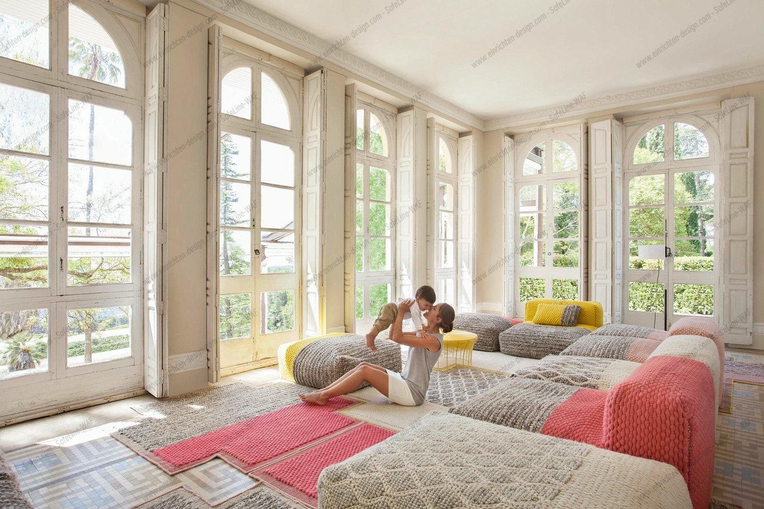Frau mit Kind auf modernem Mangas Teppich Plait. Gemütlicher Wohnraum mit Designer Teppichen.