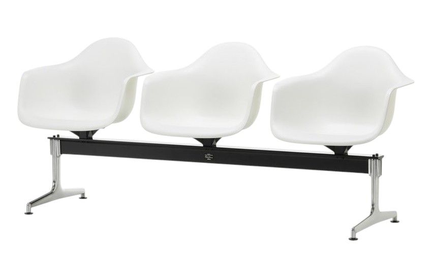 Eames Plastic Armchair RE on traverse Vitra