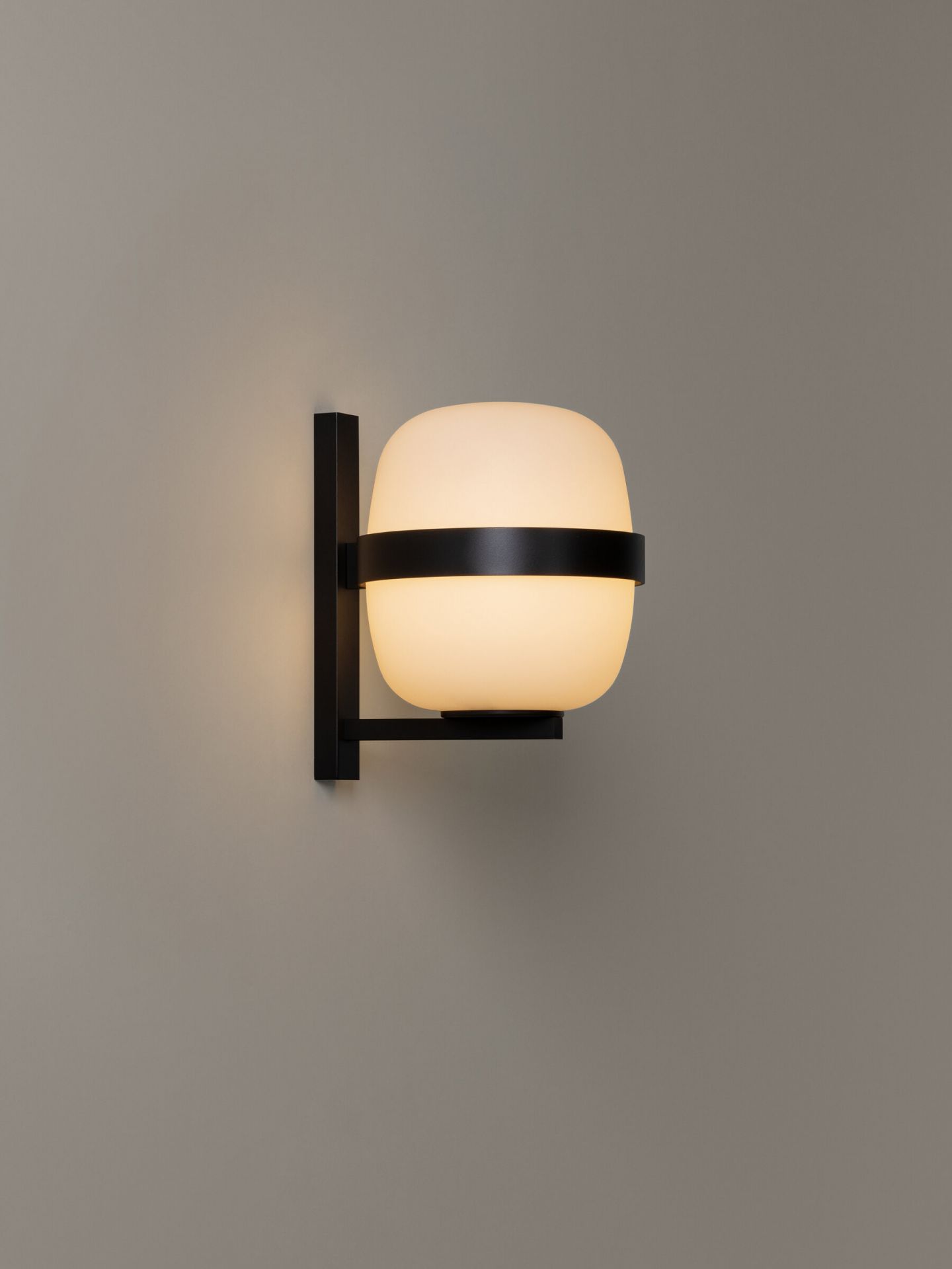 Wally Cestita wall lamp black Santa & Cole
