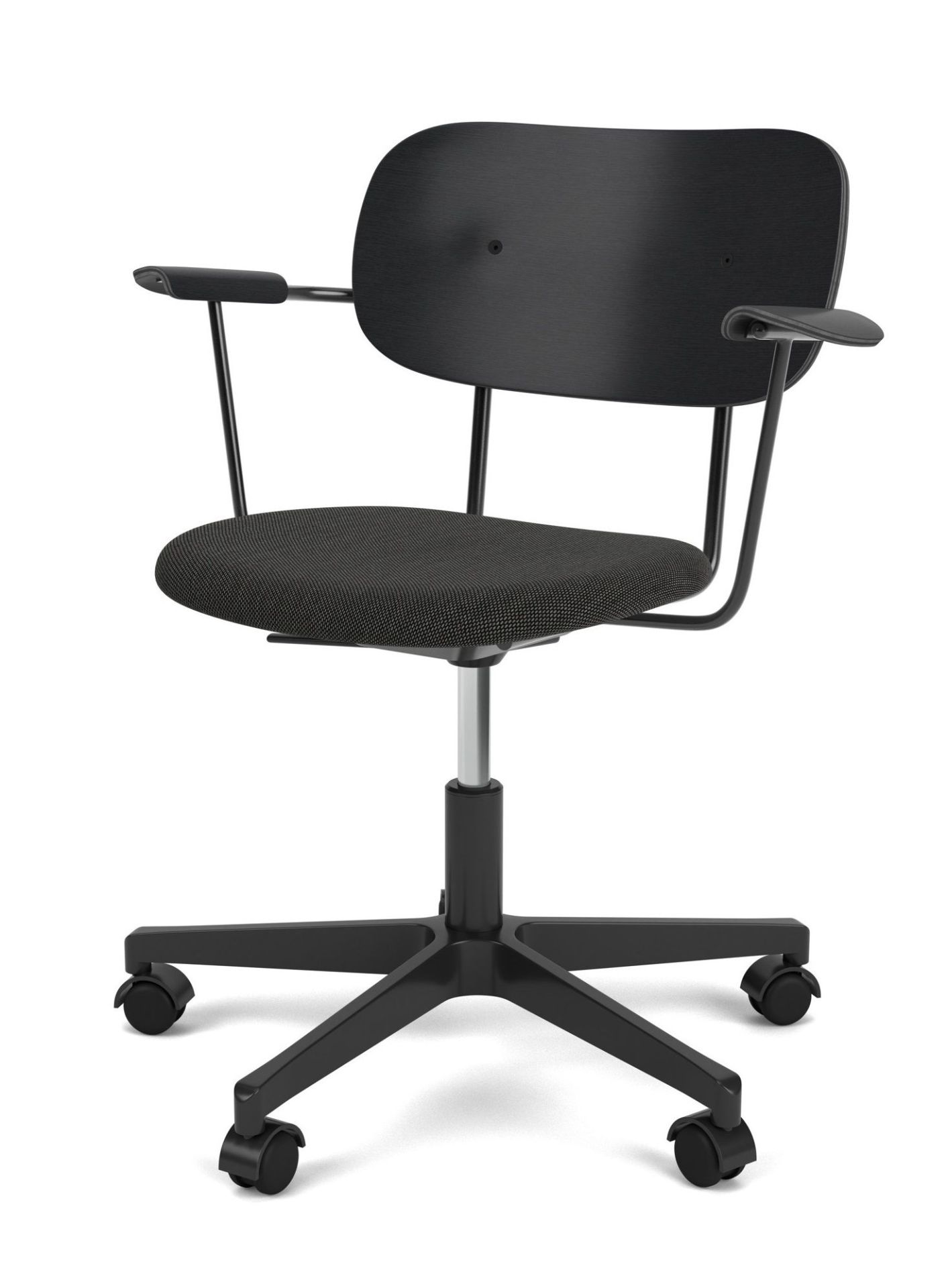 Schwarzer Co Task Chair Bürostuhl von Audo Copenhagen mit Armlehnen und Rollen vor weißem Hintergrund.