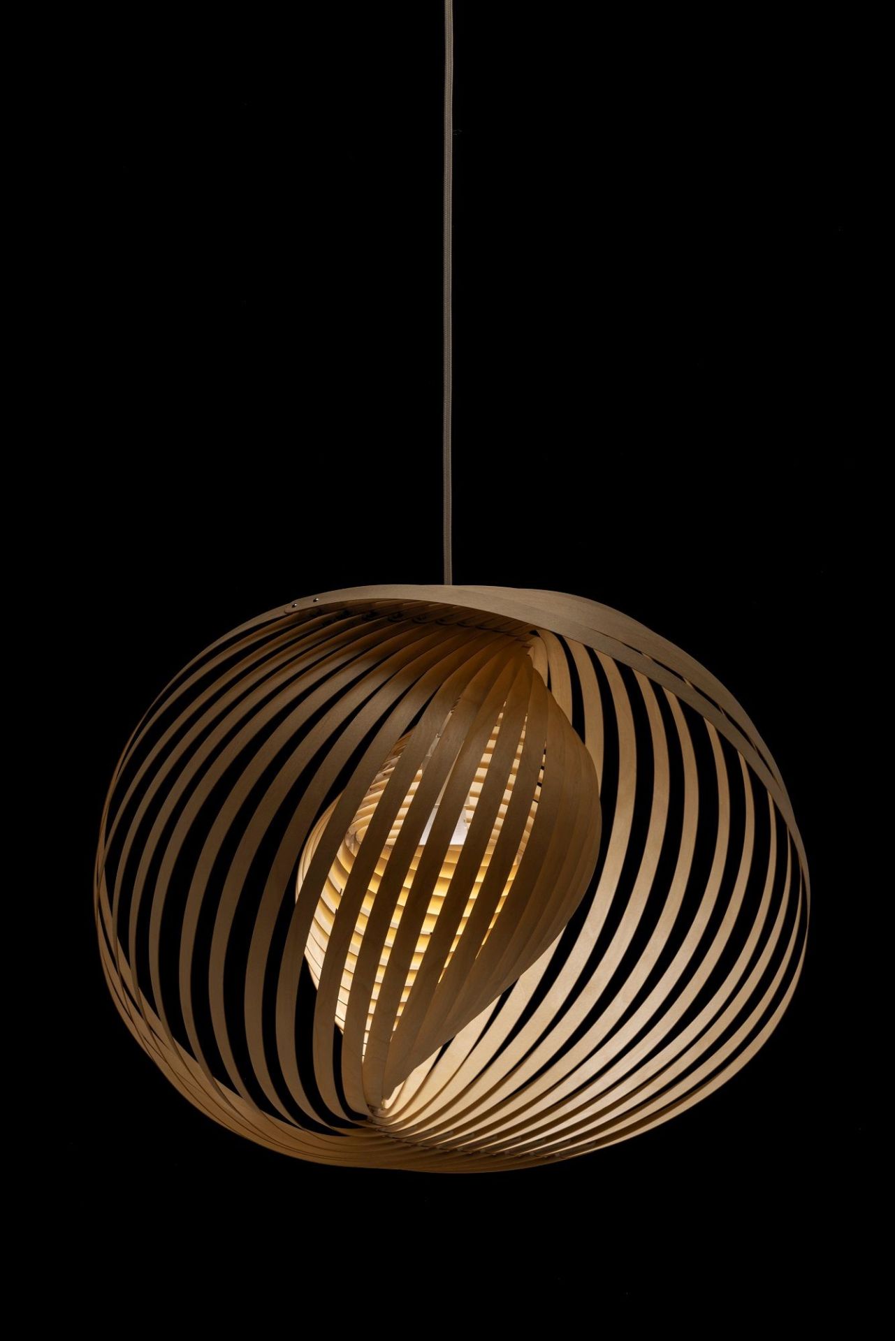 Adilo Pendelleuchte von Secto Design, moderne Hängelampe aus Holz mit filigranem, spiralförmigem Design.