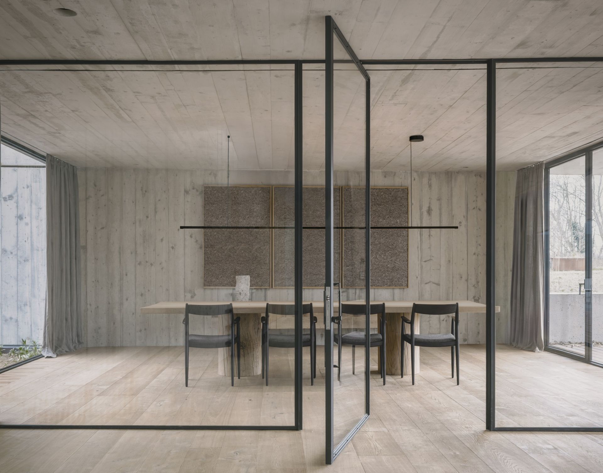 Moderne Esszimmer-Szene mit w181 S2 Linier Pro Pendelleuchte von wästberg über einem Holztisch.