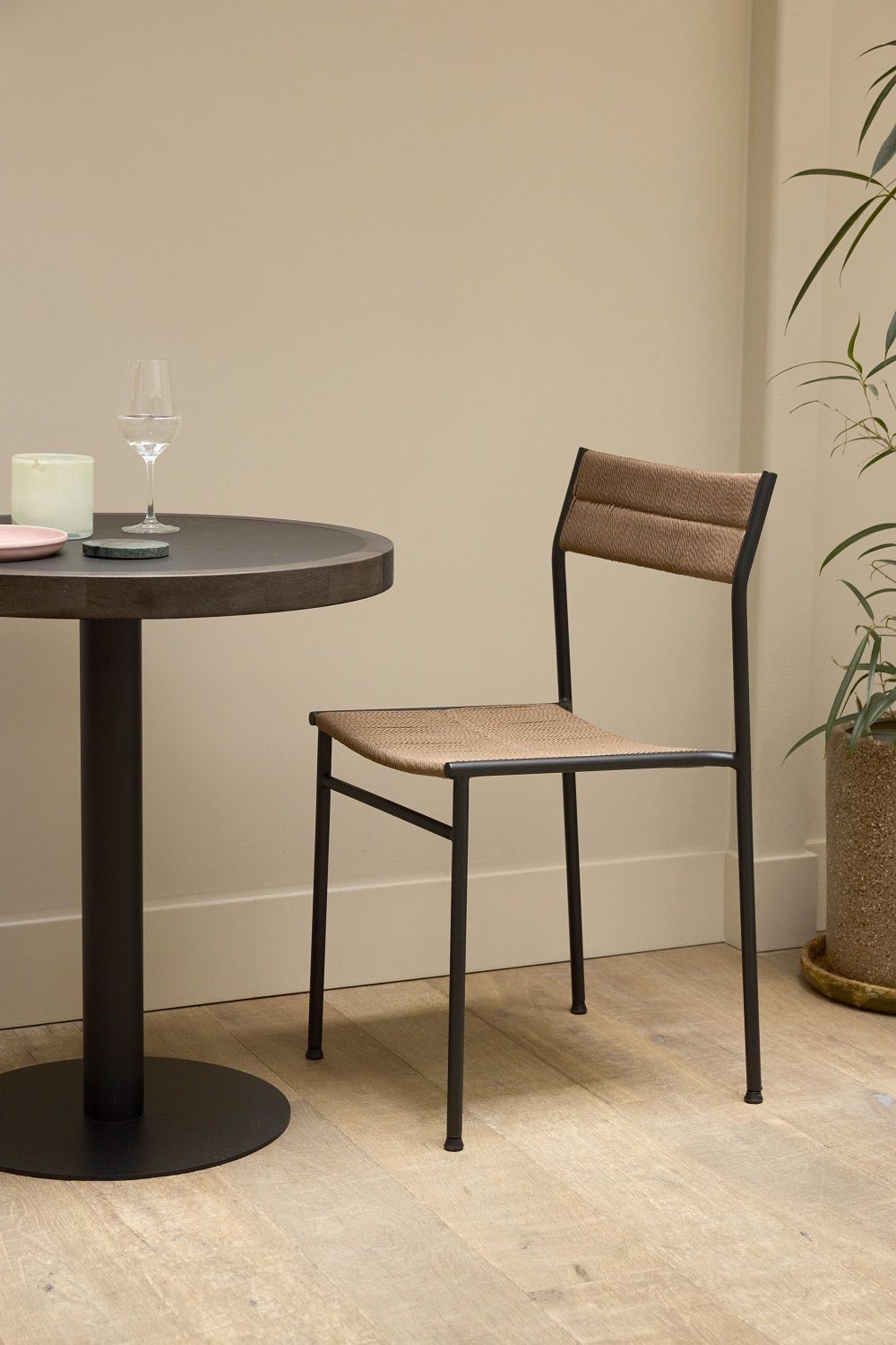 Vev Dining Chair Stuhl Northern mit schwarzem Metallgestell und Sitzfläche aus natürlichem Rattan.
