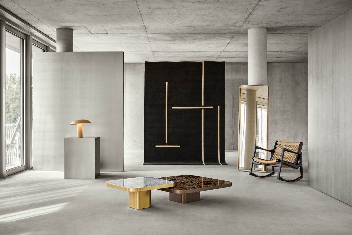 ClassiCon Bow Coffee Table No. 3: Moderner Couchtisch mit Marmorplatte und Messingfuß in stilvollem Ambiente.