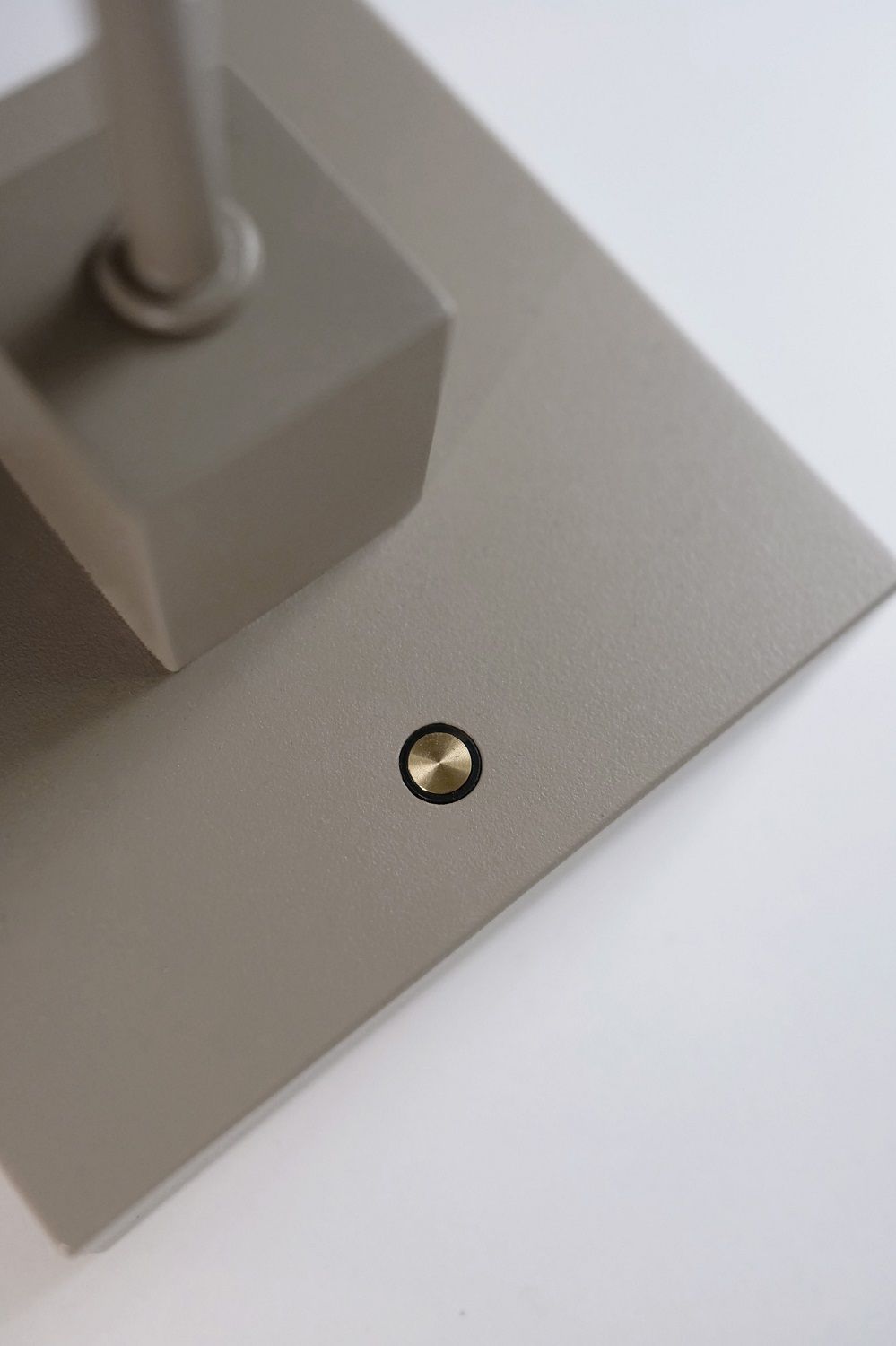 Detailaufnahme der Basis der Northern Snowball Tischleuchte in Taupe mit goldenem Schalter.