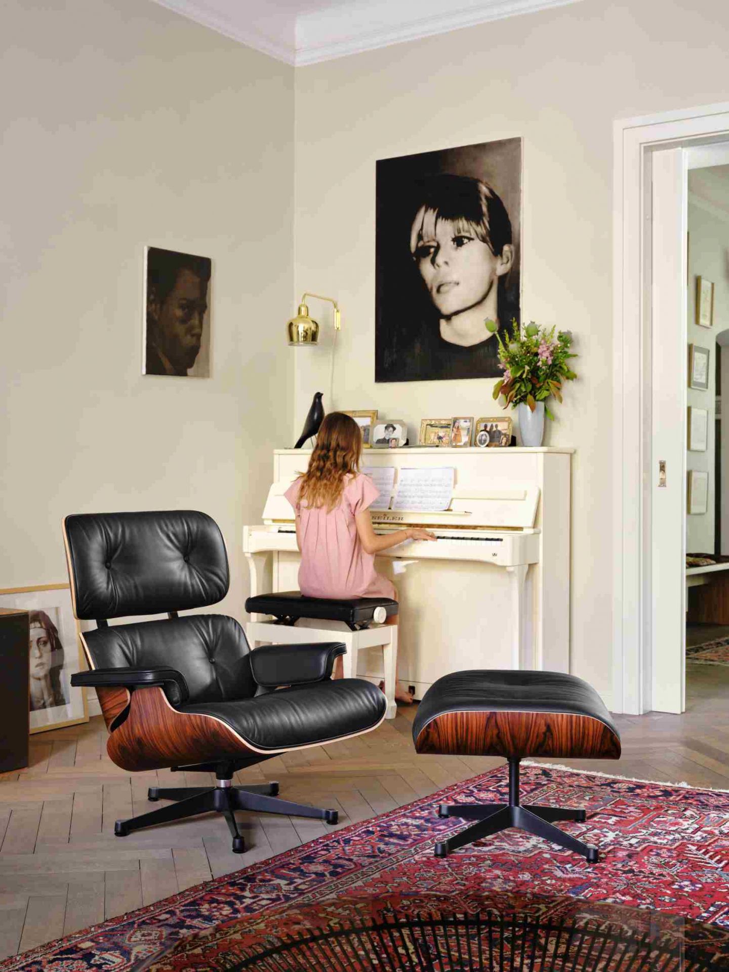 Eames Lounge Chair & Ottoman Walnut white leather Vitra