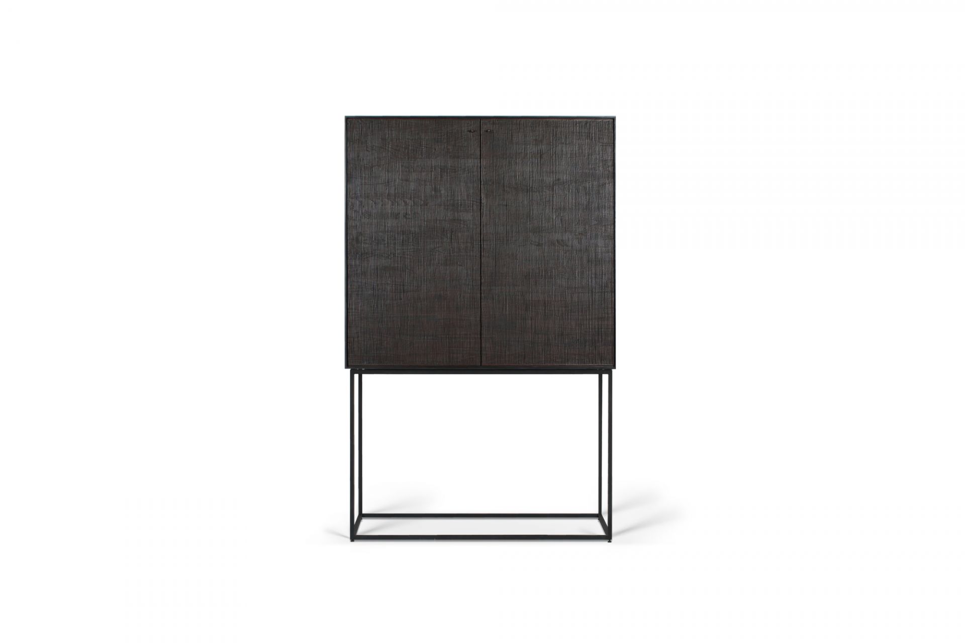 Ethnicraft Teak Grooves Schrank: Moderner Holzschrank mit zwei Türen und filigranem, schwarzem Metallgestell.