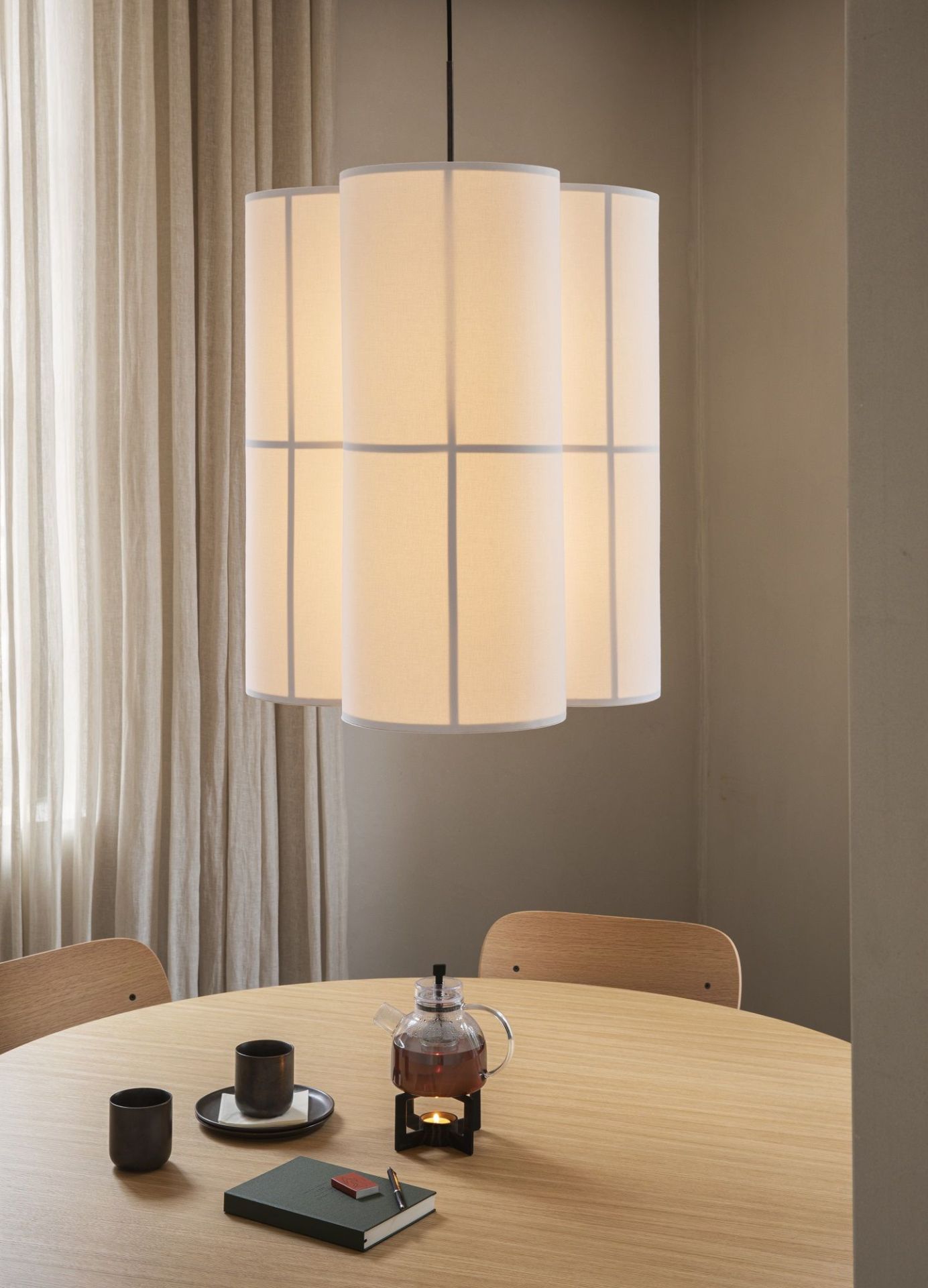 Audo Copenhagen Co Dining Chair Stuhl an Esstisch mit Teekanne und minimalistischer Hängelampe.