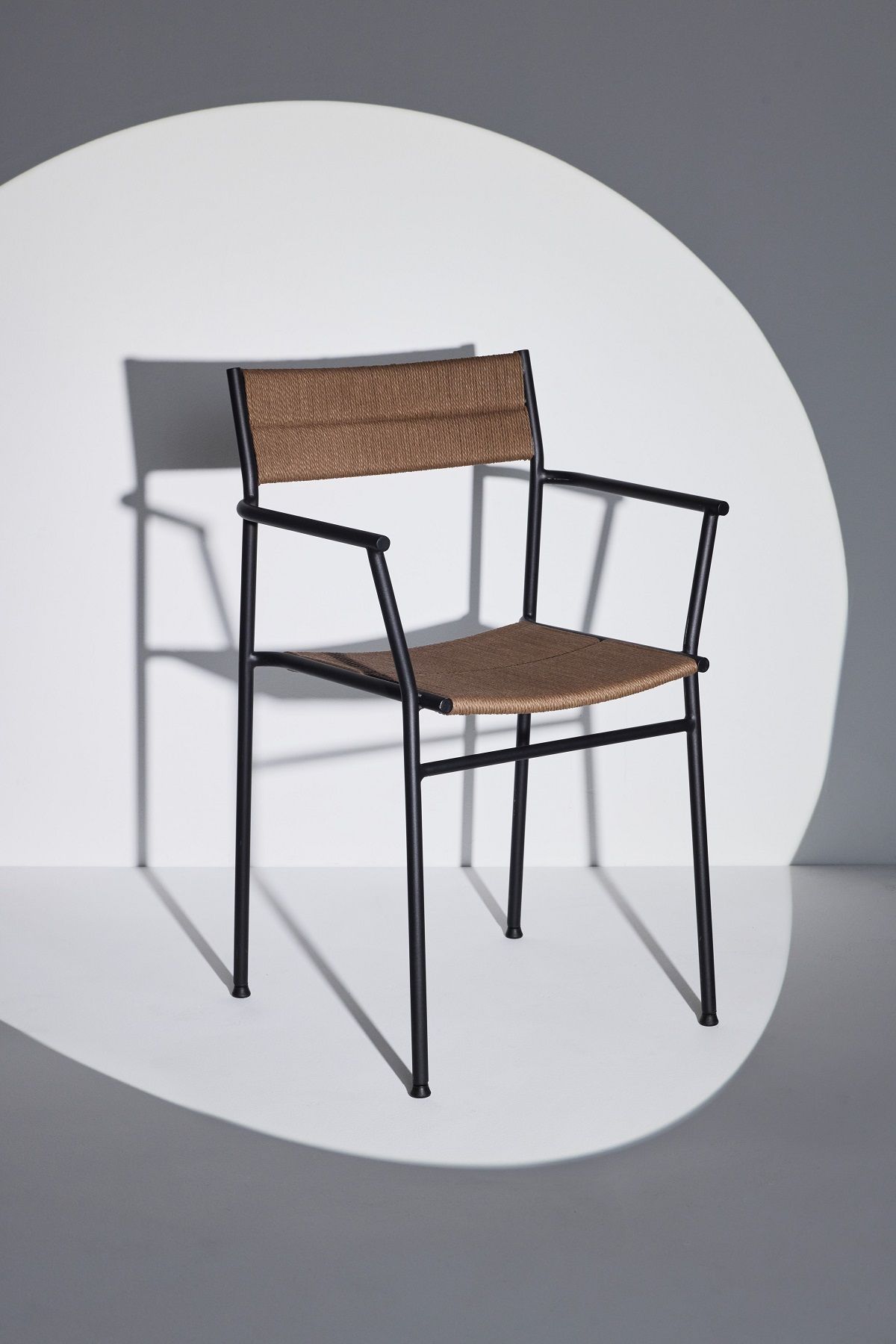 Vev Dining Chair: Armlehnenstuhl Northern mit schwarzem Metallgestell und brauner Sitzfläche aus Textil.
