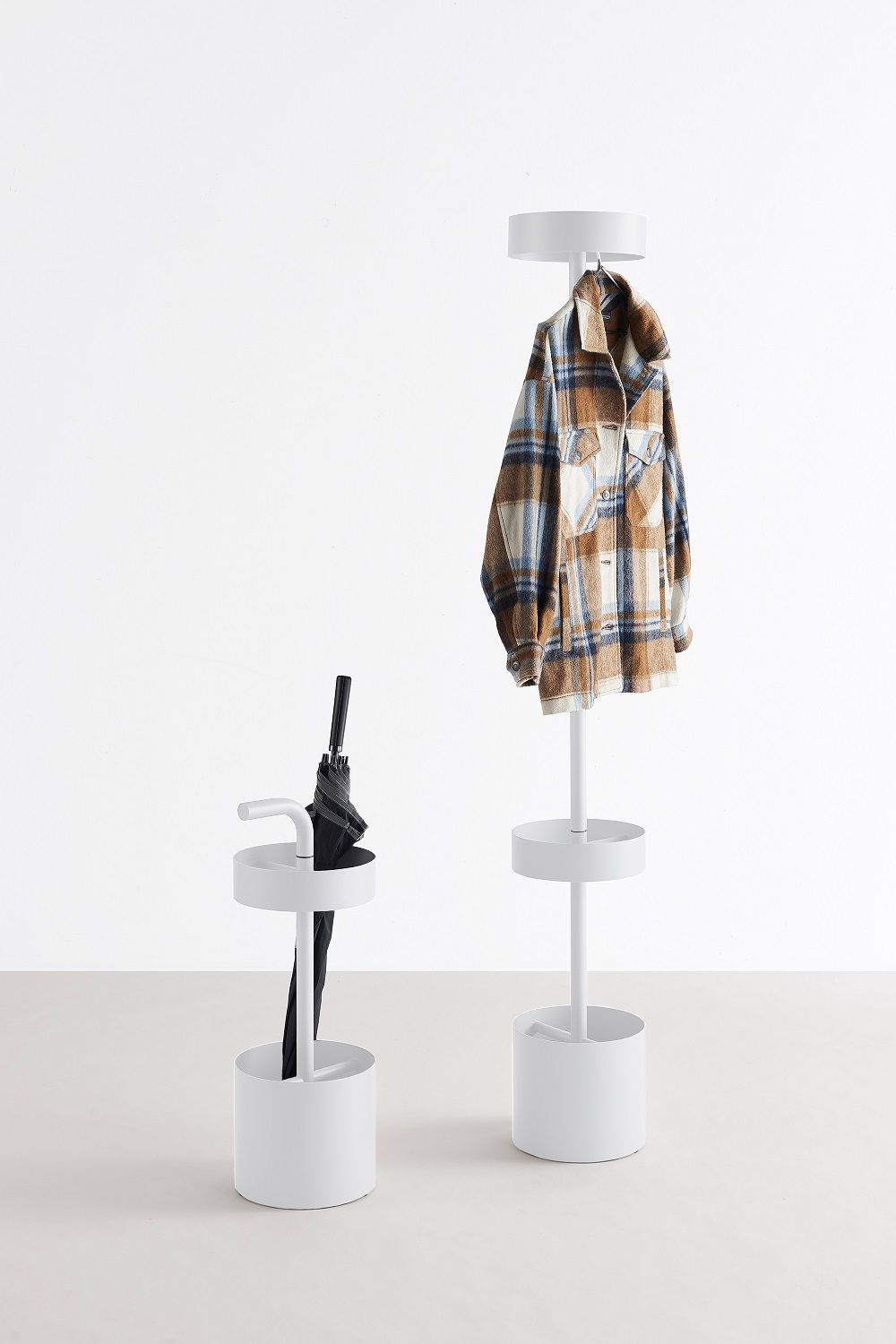 Oolo Garderobenständer Mox, weiß, mit Jacke und Schirm, moderner Kleiderständer für Flur und Eingangsbereich.
