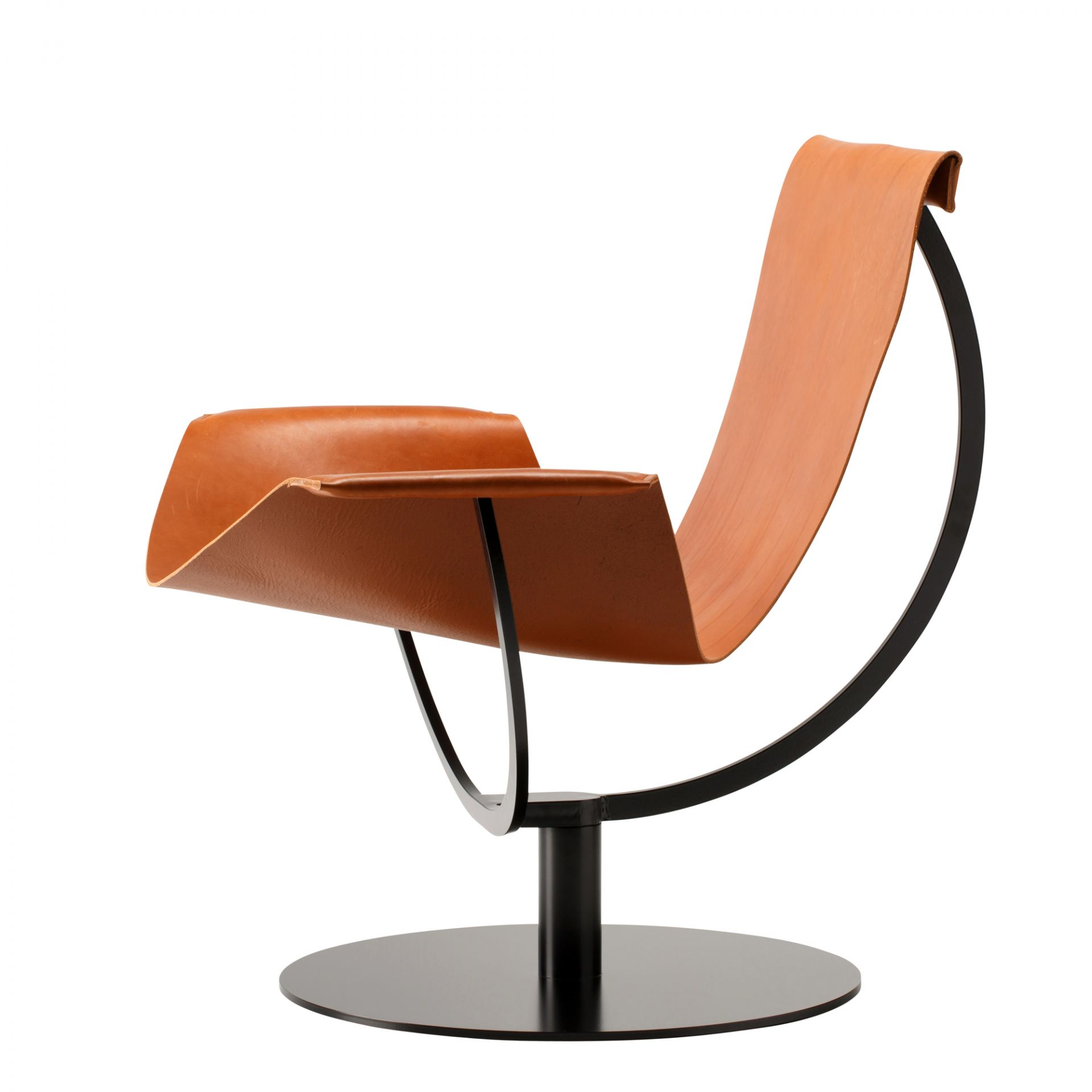 Arch Chair Sessel aus Kernleder in Cognac mit schwarzem Metallgestell und Drehteller.