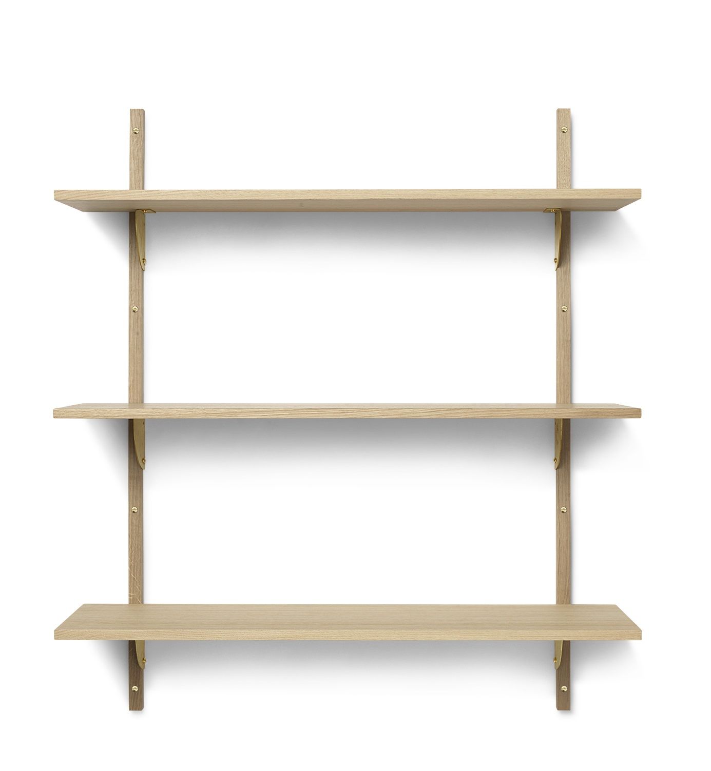 Ferm Living Sector Wandregal mit drei hellen Holzregalböden und Messingdetails vor weißem Hintergrund.